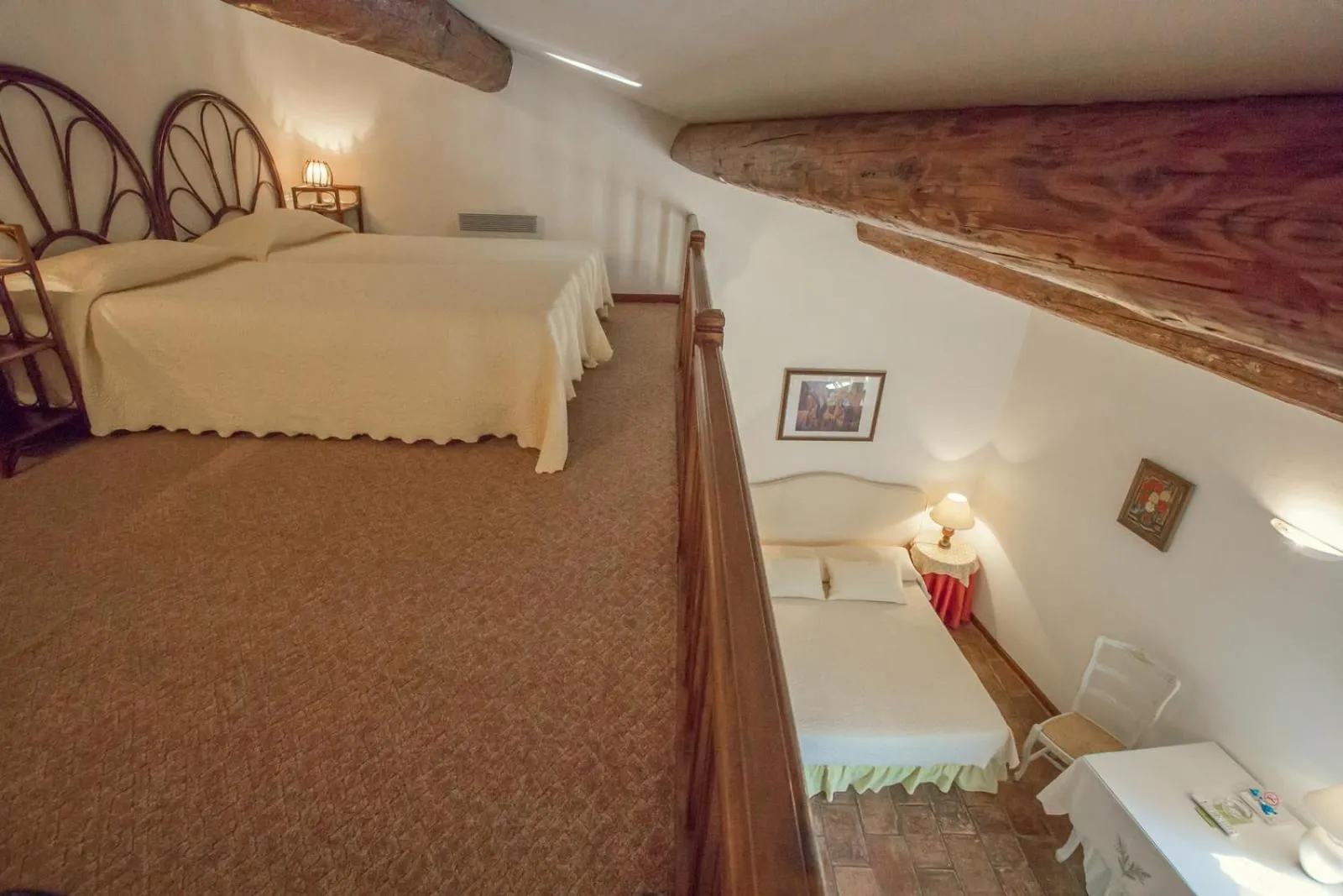 Photo of the whole room, Bed in L'Enclos des Lauriers Roses