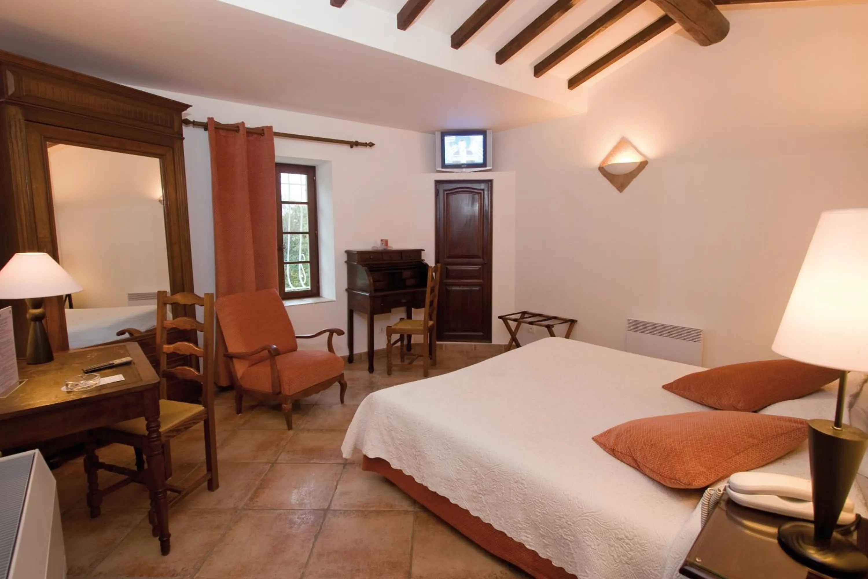 Photo of the whole room, Bed in L'Enclos des Lauriers Roses