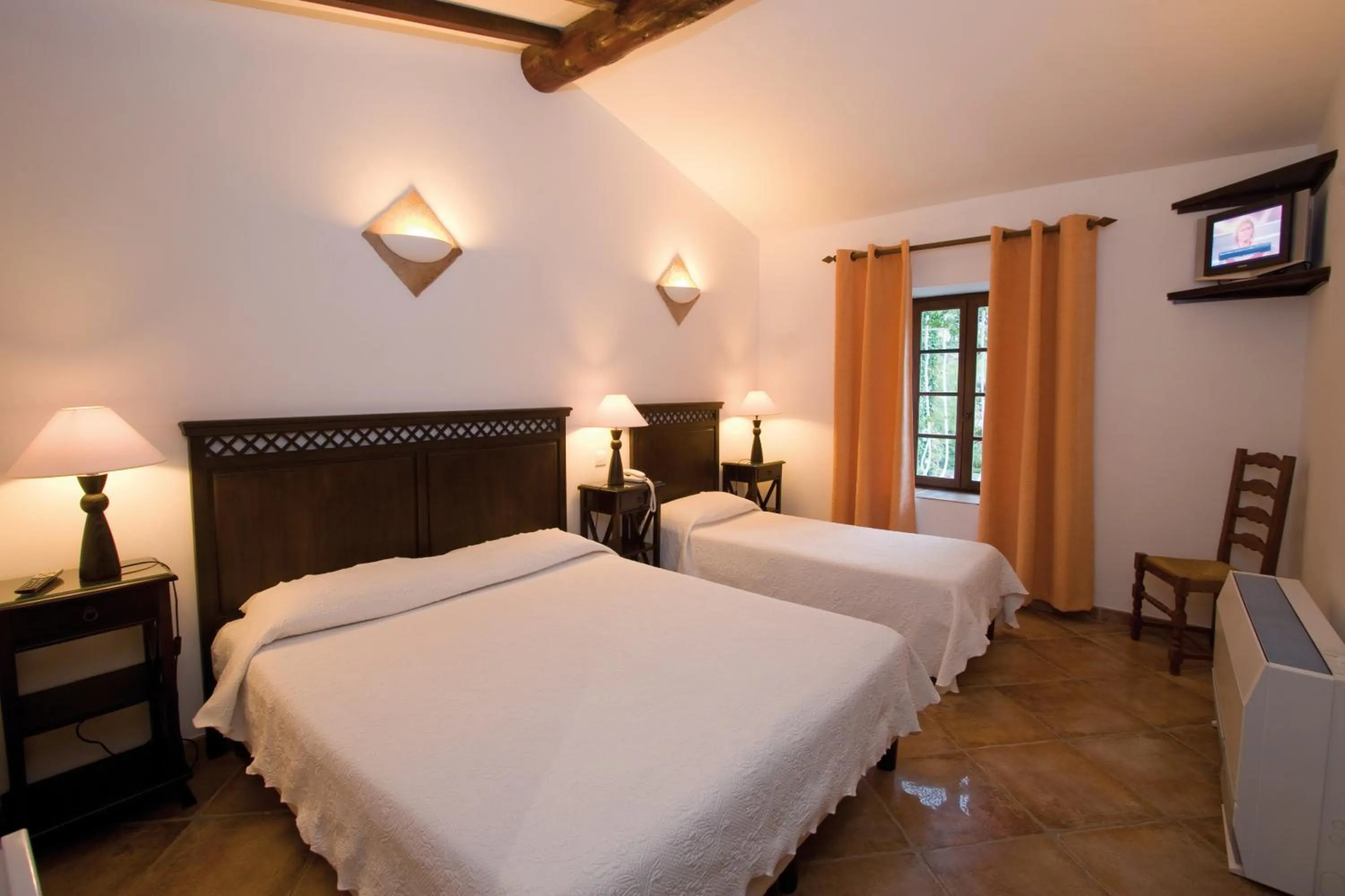 Photo of the whole room, Bed in L'Enclos des Lauriers Roses