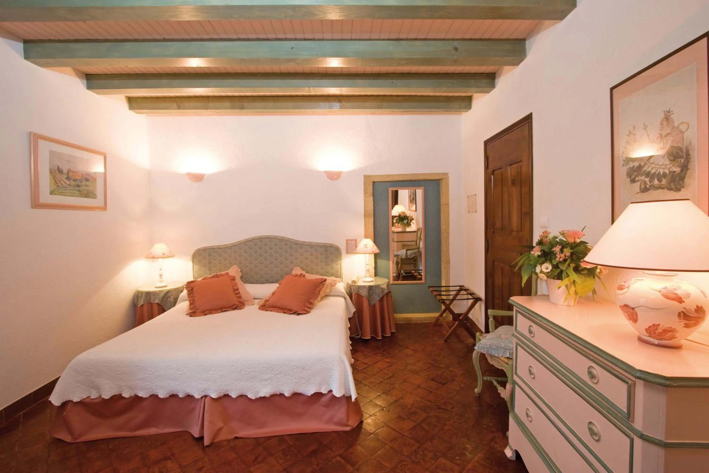 Photo of the whole room, Bed in L'Enclos des Lauriers Roses