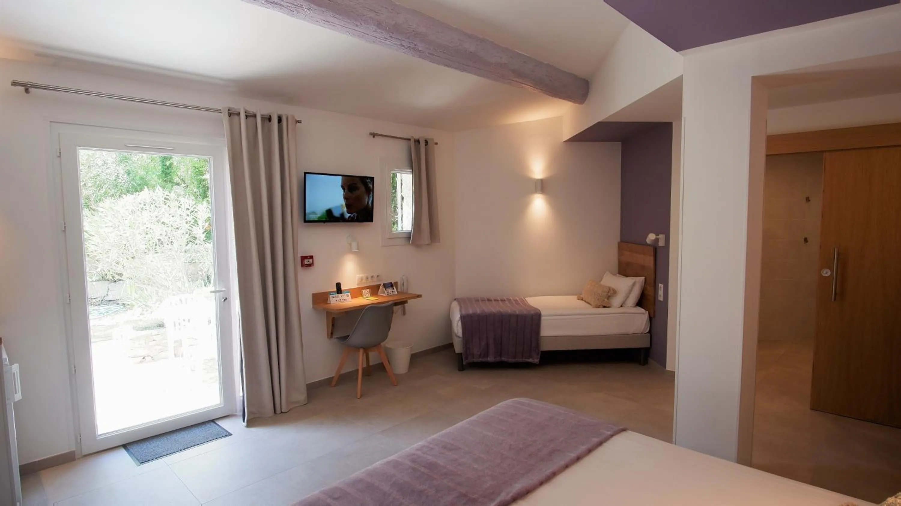 Bed in L'Enclos des Lauriers Roses