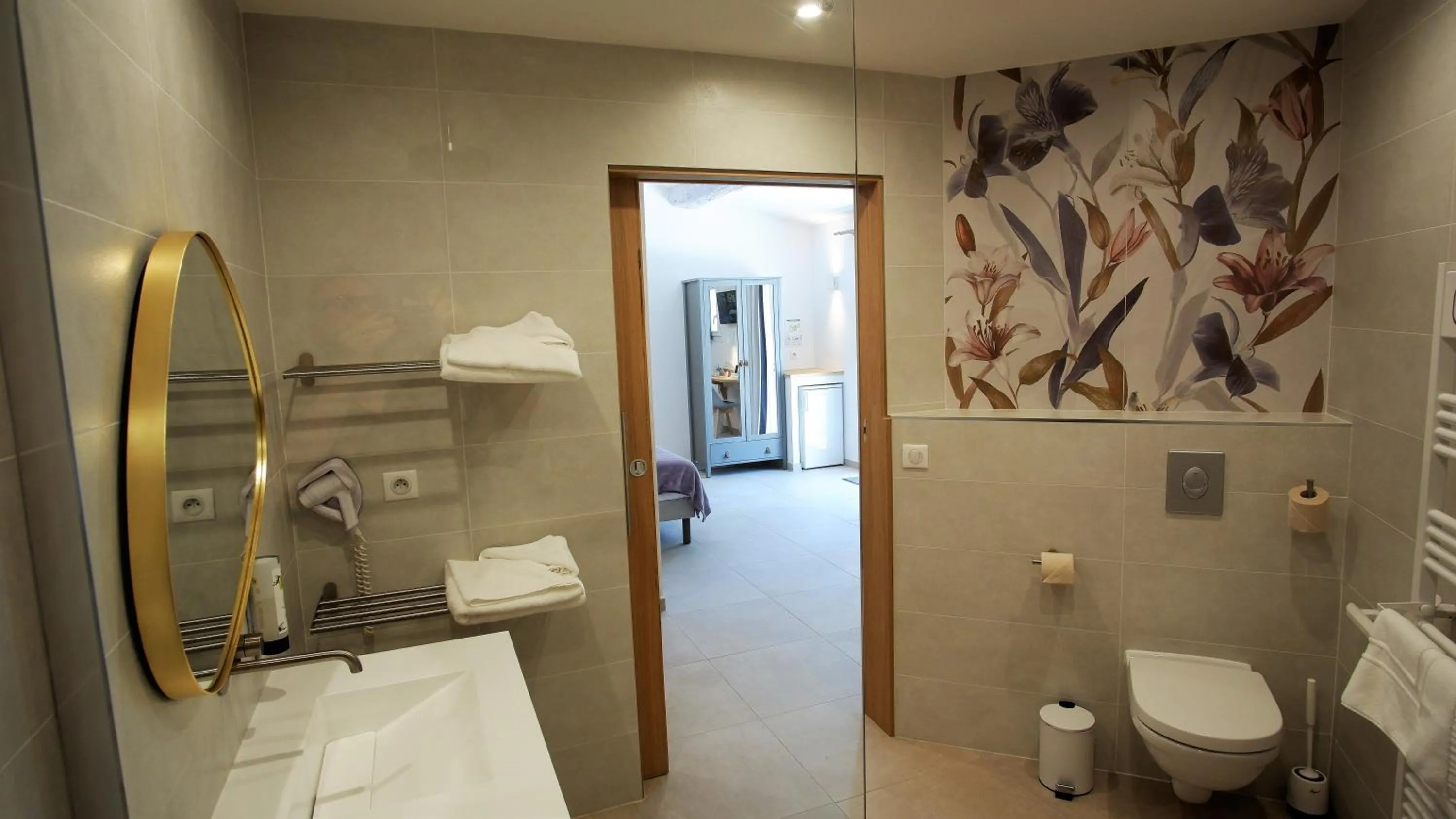 Bathroom in L'Enclos des Lauriers Roses