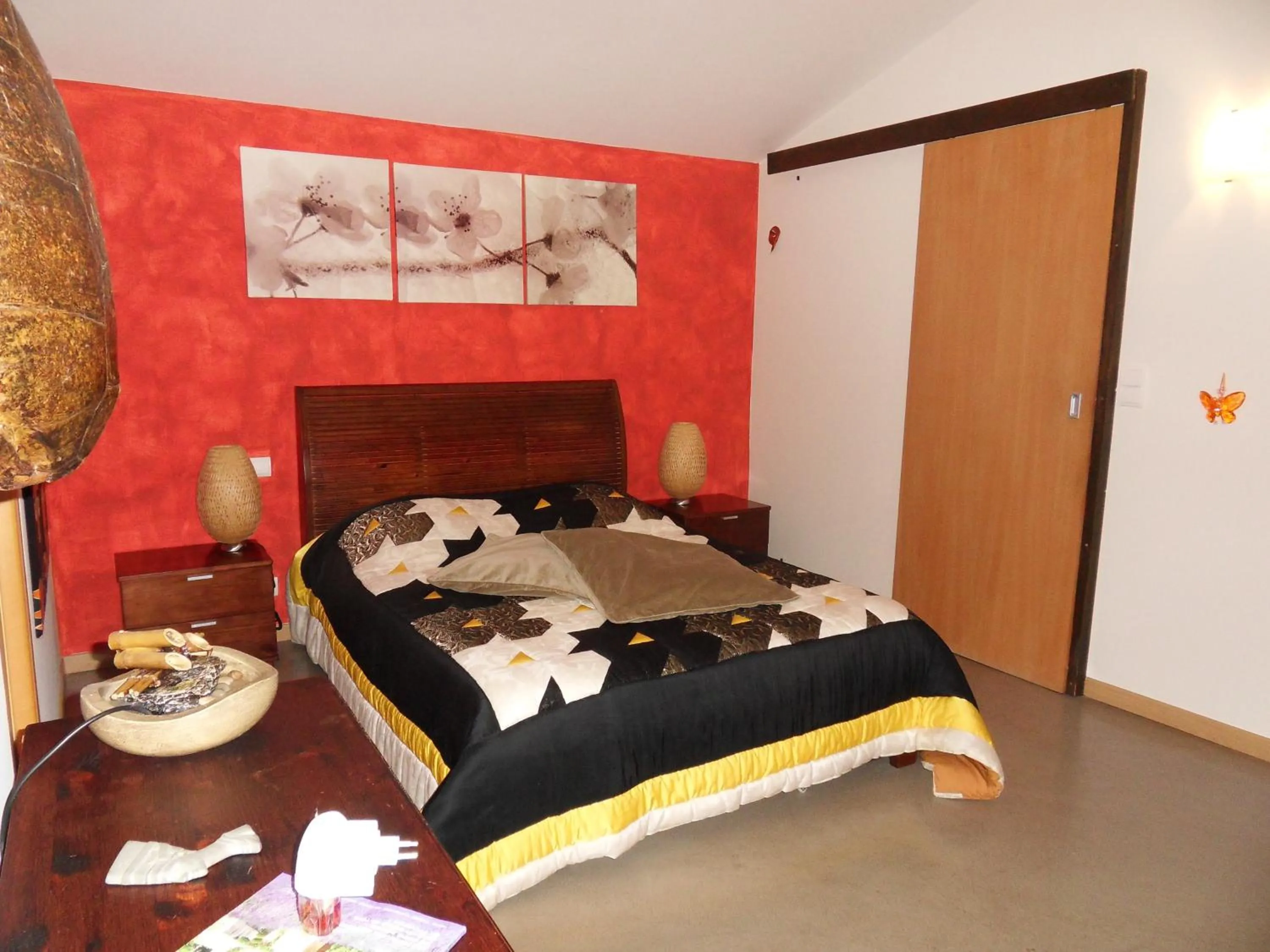 Photo of the whole room, Bed in Le Jardin d'Ivana