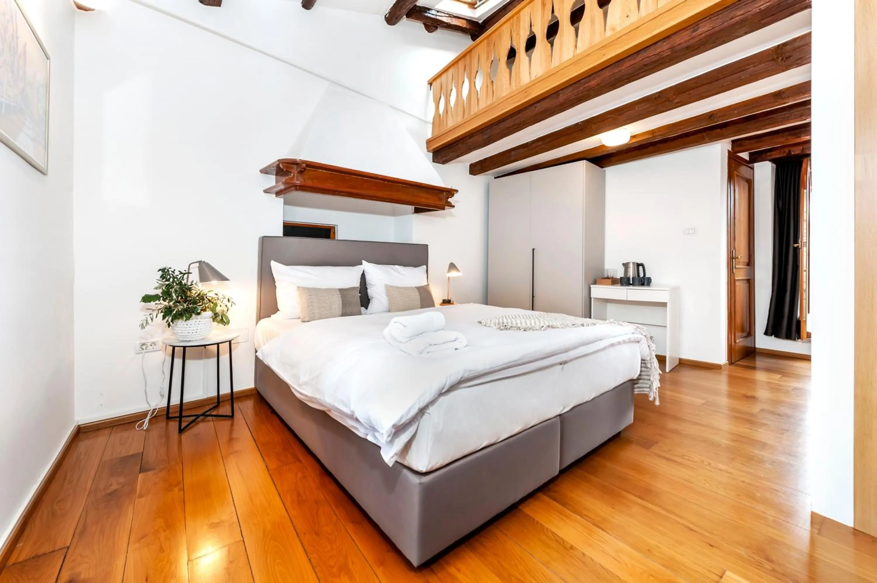 Photo of the whole room, Bed in Noemi's rooms