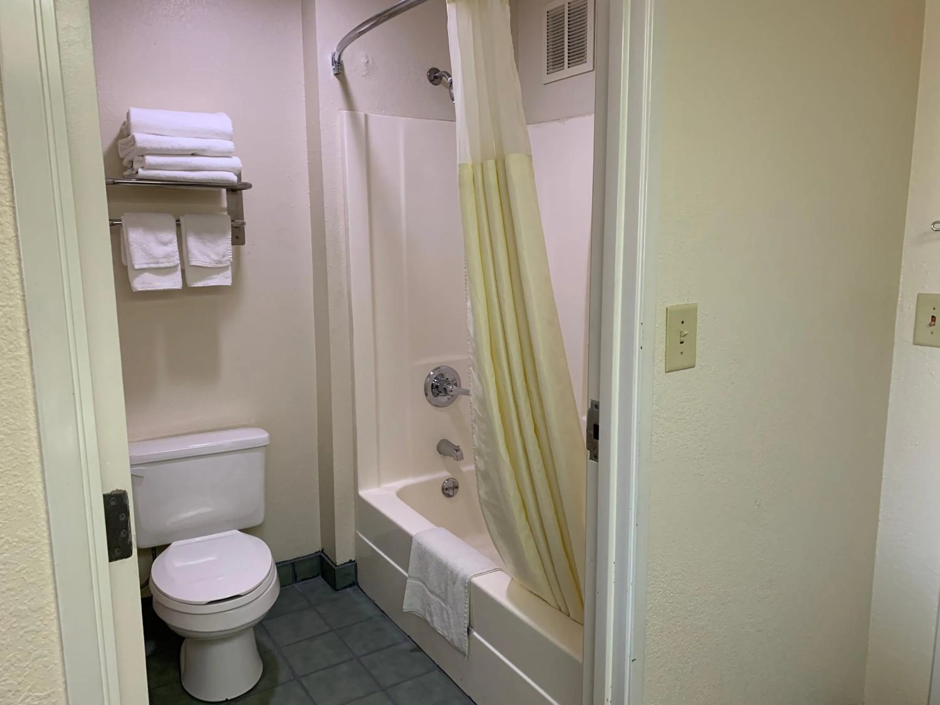 Shower in Quality Inn Montgomery South
