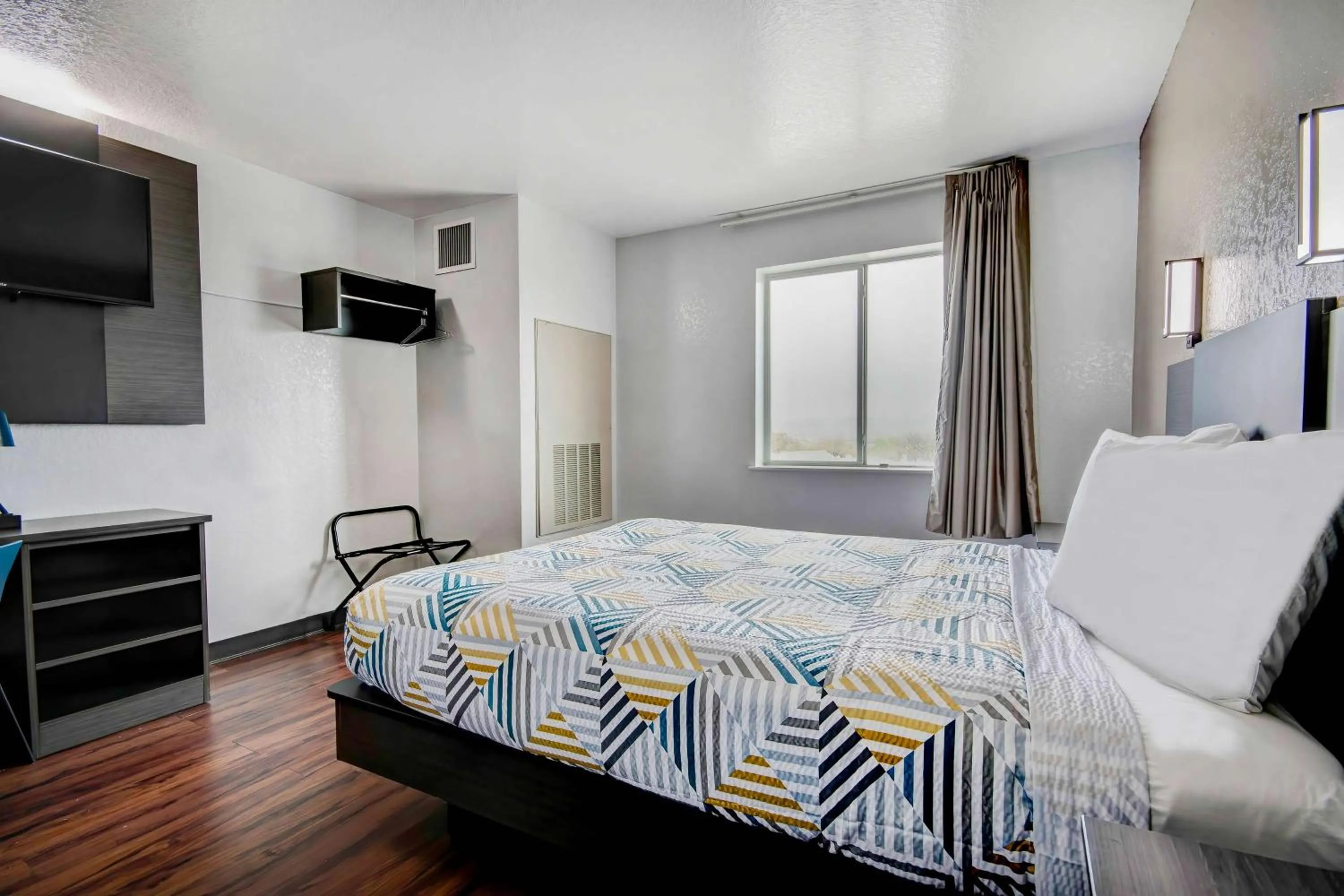 Bedroom, Bed in Motel 6-San Antonio, TX - Sea World North