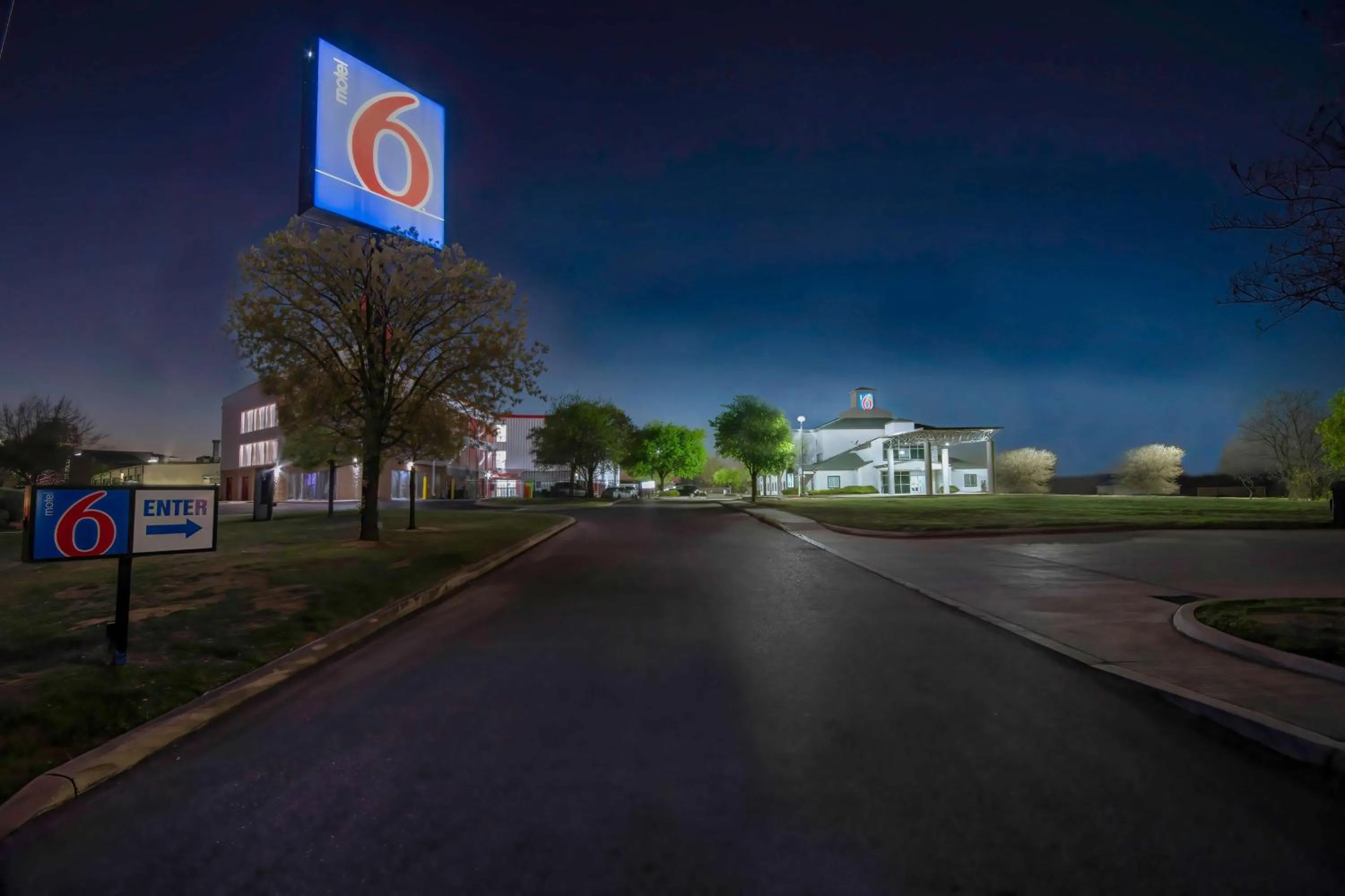Property building in Motel 6-San Antonio, TX - Sea World North