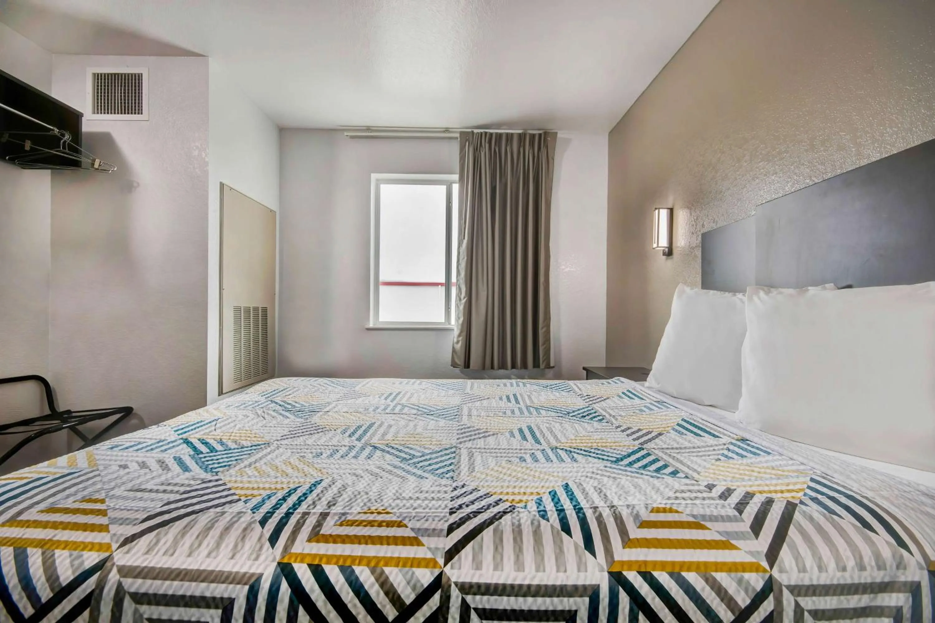 Bedroom, Bed in Motel 6-San Antonio, TX - Sea World North