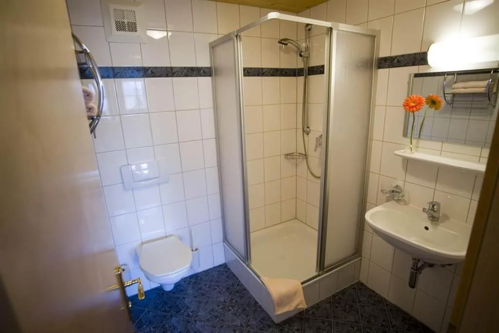 Shower in Gasthaus Muntafuner Stöbli