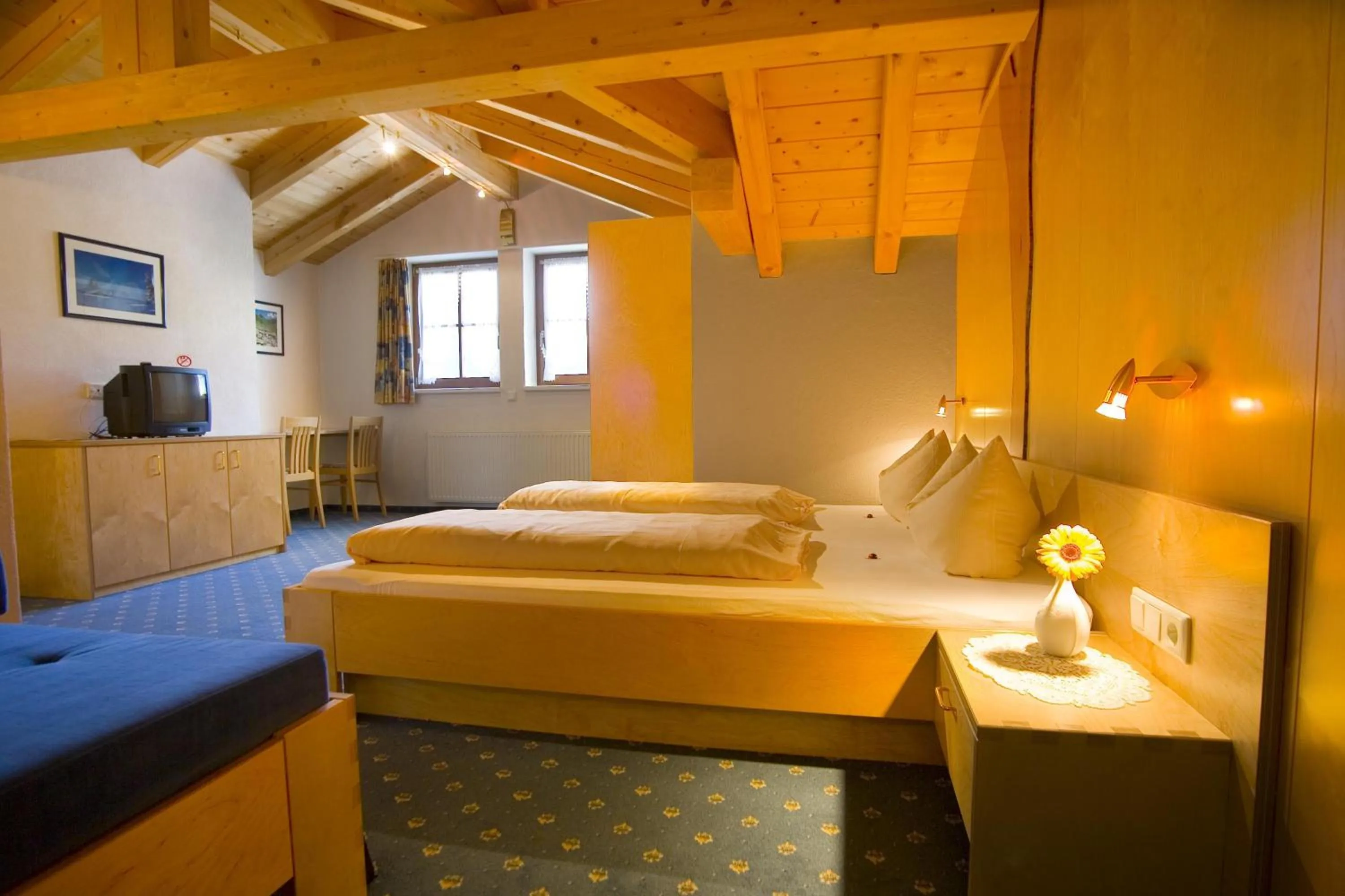 Bed in Gasthaus Muntafuner Stöbli