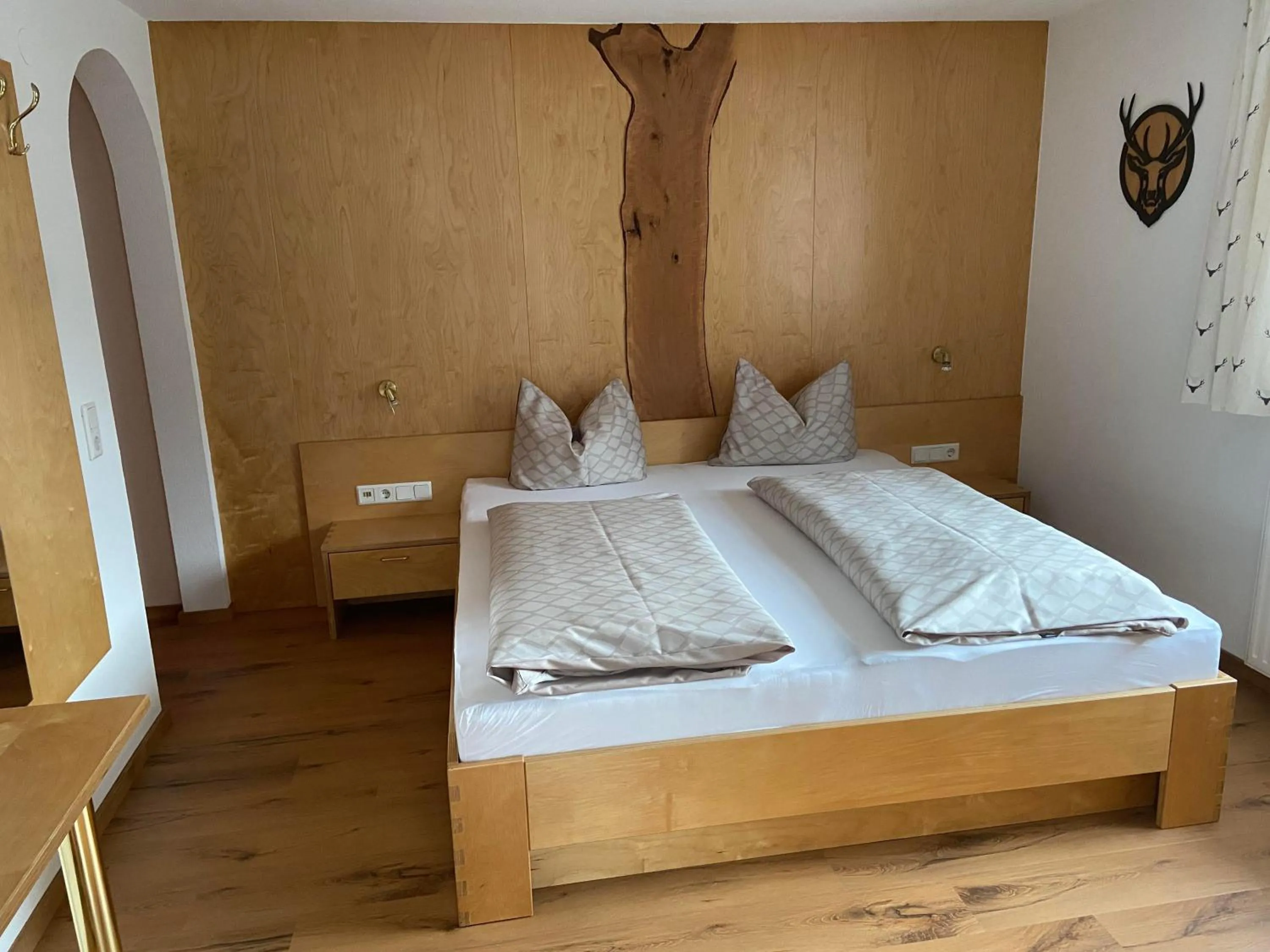 Bed in Gasthaus Muntafuner Stöbli