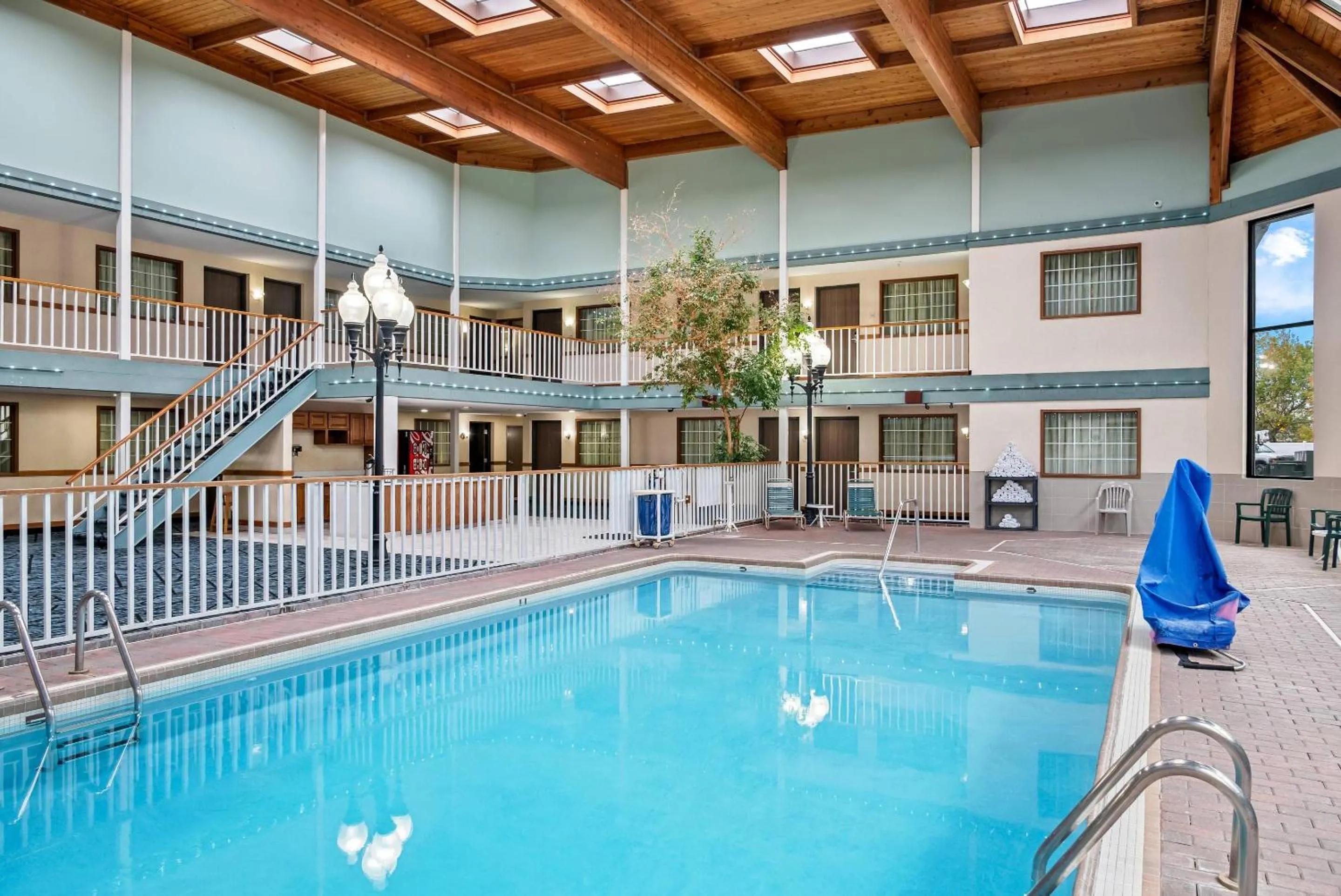 Swimming pool in Rodeway Inn Grandville - Grand Rapids