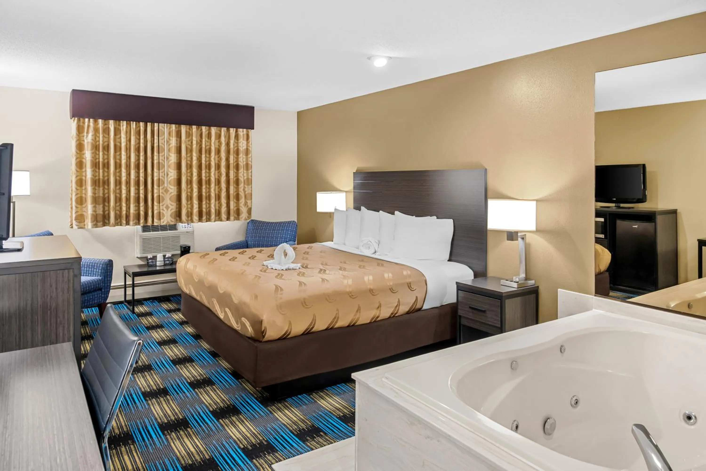 Bed in Rodeway Inn Grandville - Grand Rapids