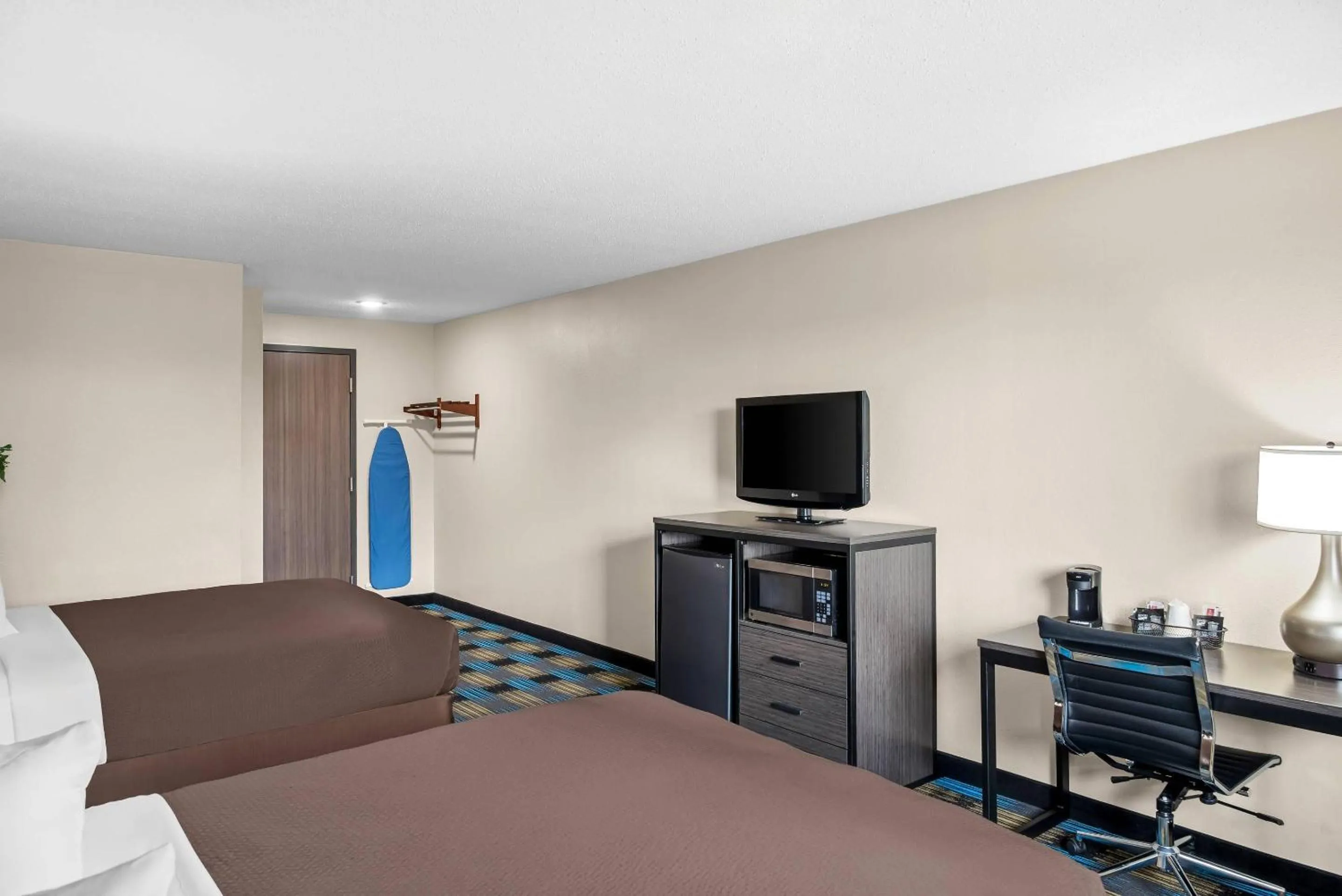 Bedroom, Bed in Rodeway Inn Grandville - Grand Rapids