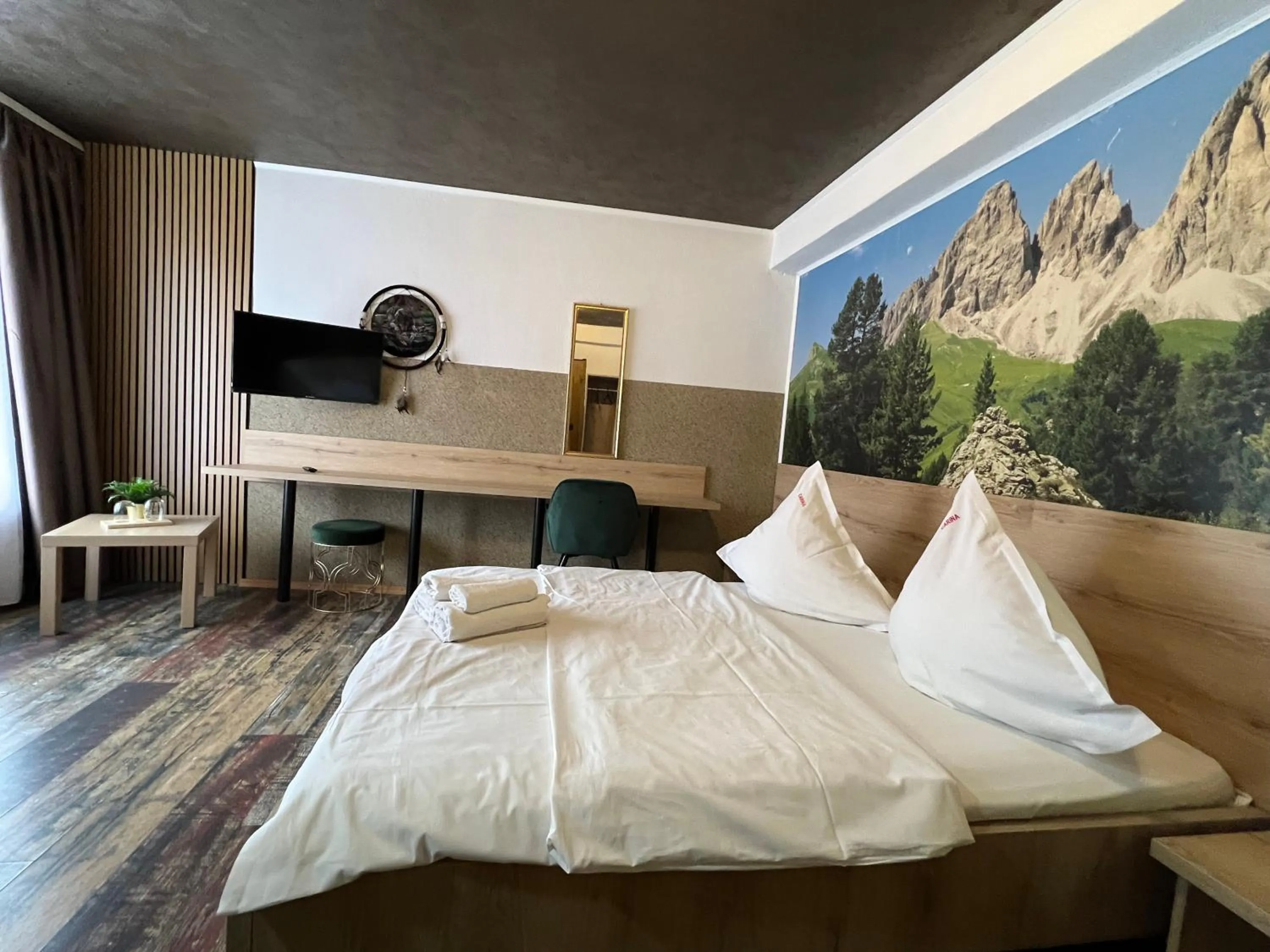 Bed in Pensiunea Carina