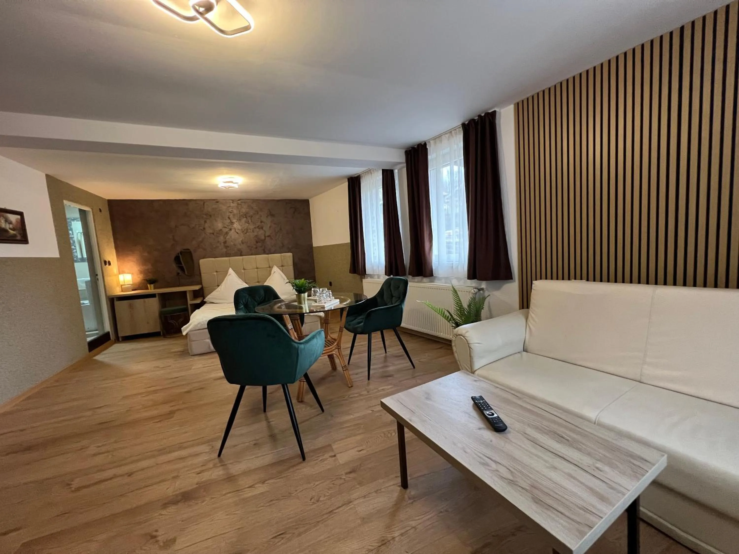 Bed in Pensiunea Carina