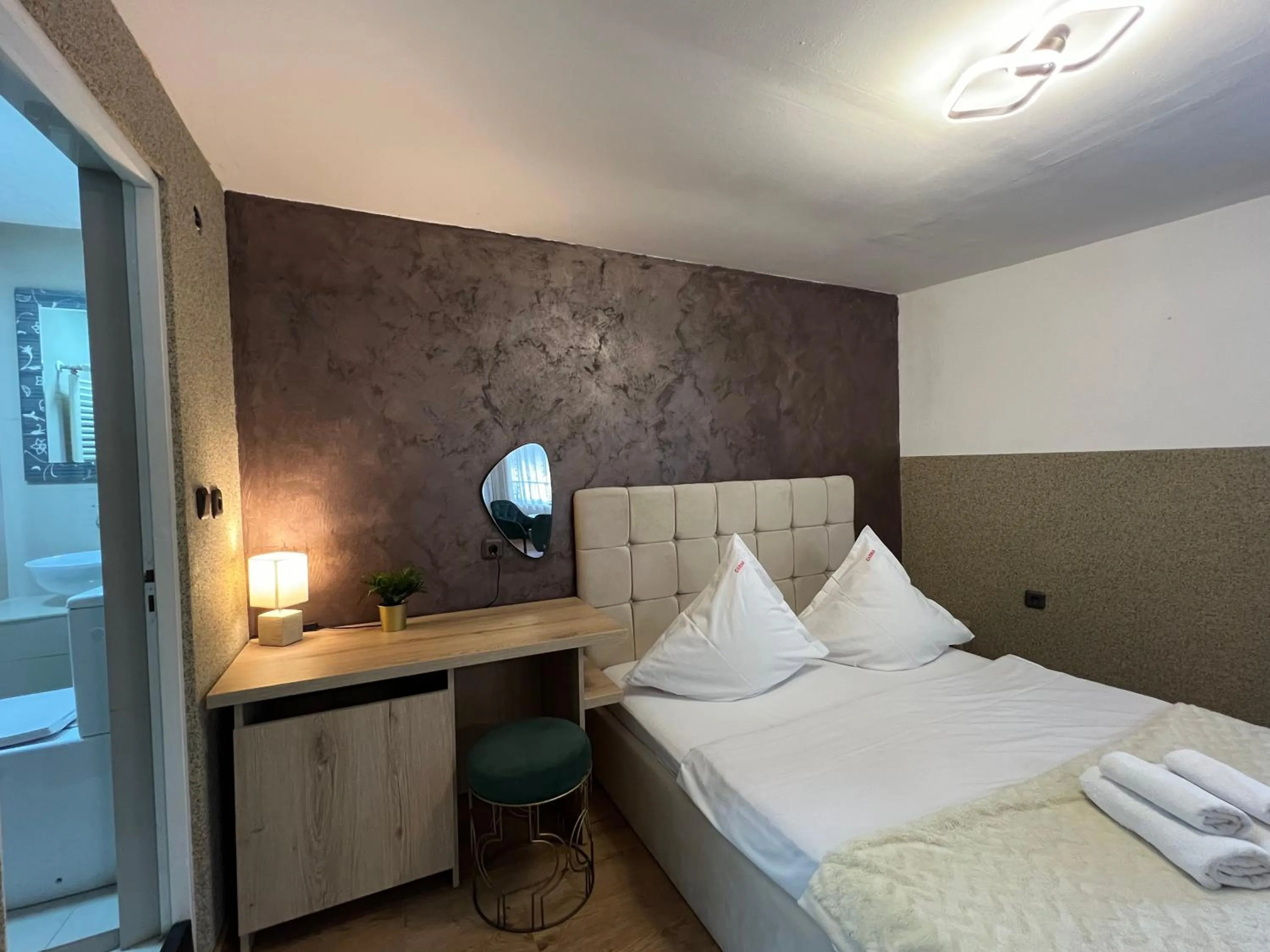 Bed in Pensiunea Carina