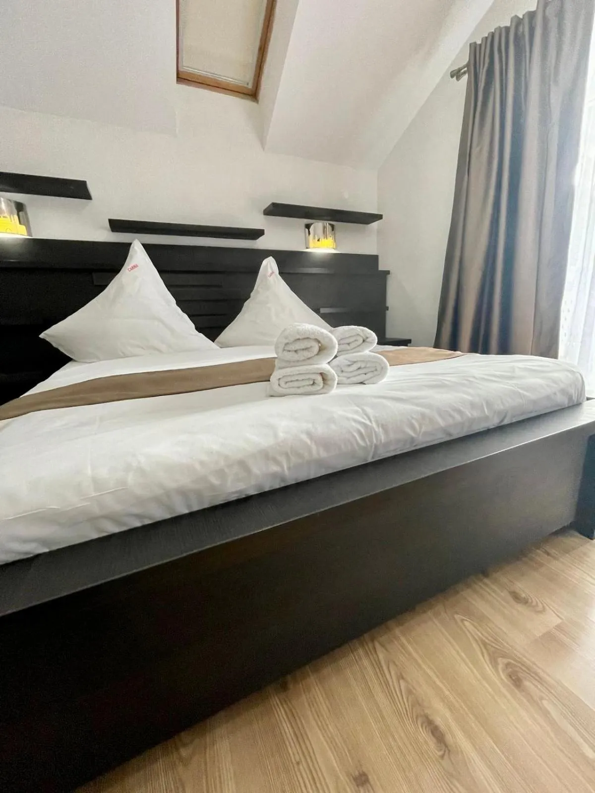 Bed in Pensiunea Carina