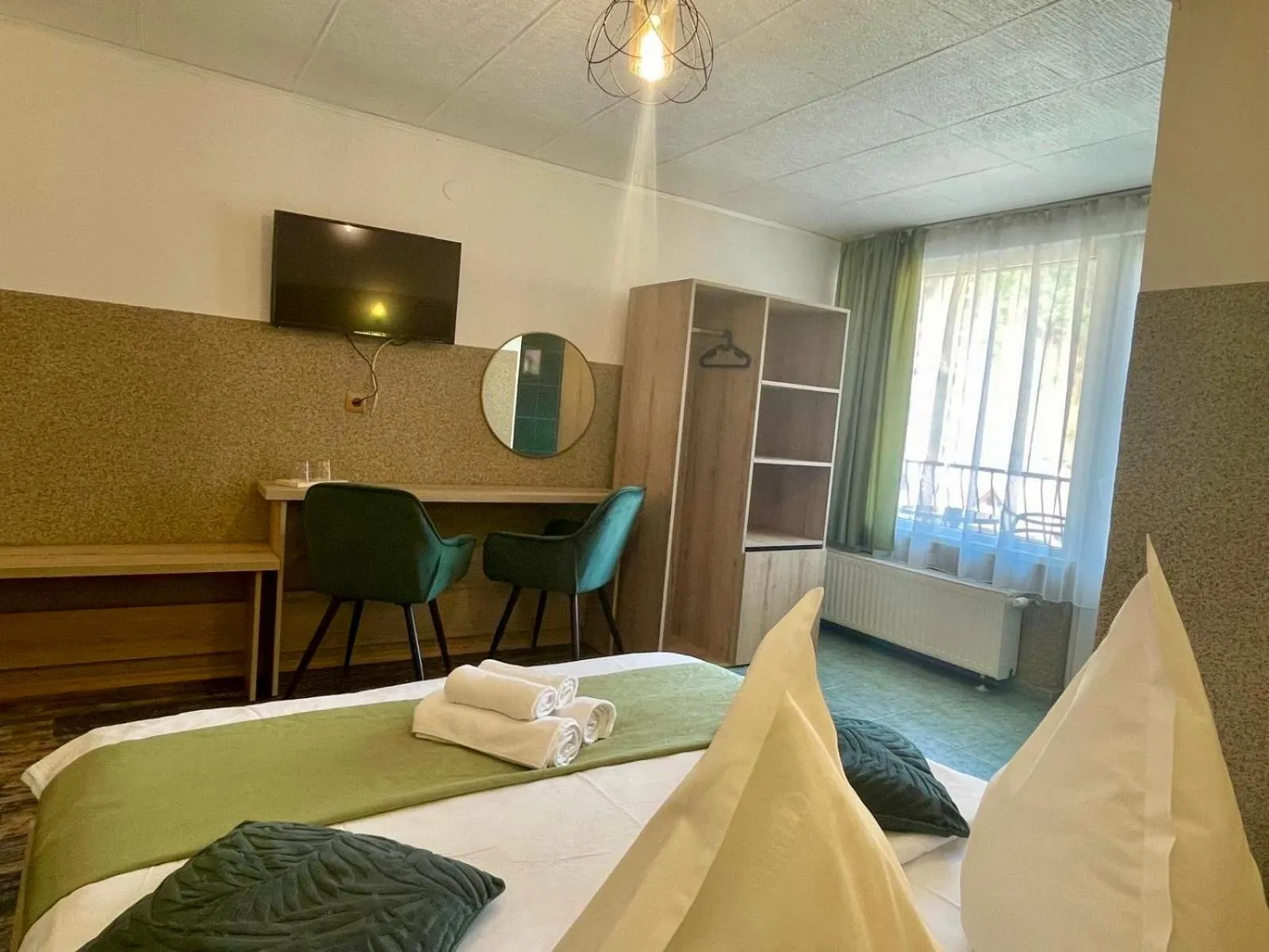 Bed in Pensiunea Carina