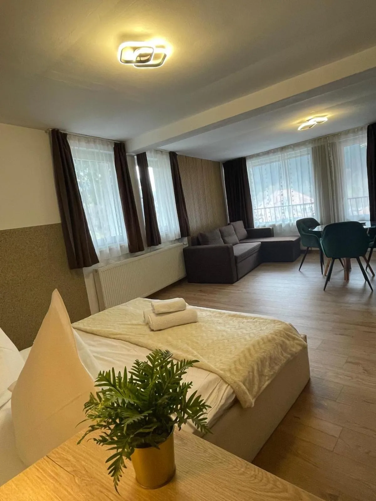 Bed in Pensiunea Carina