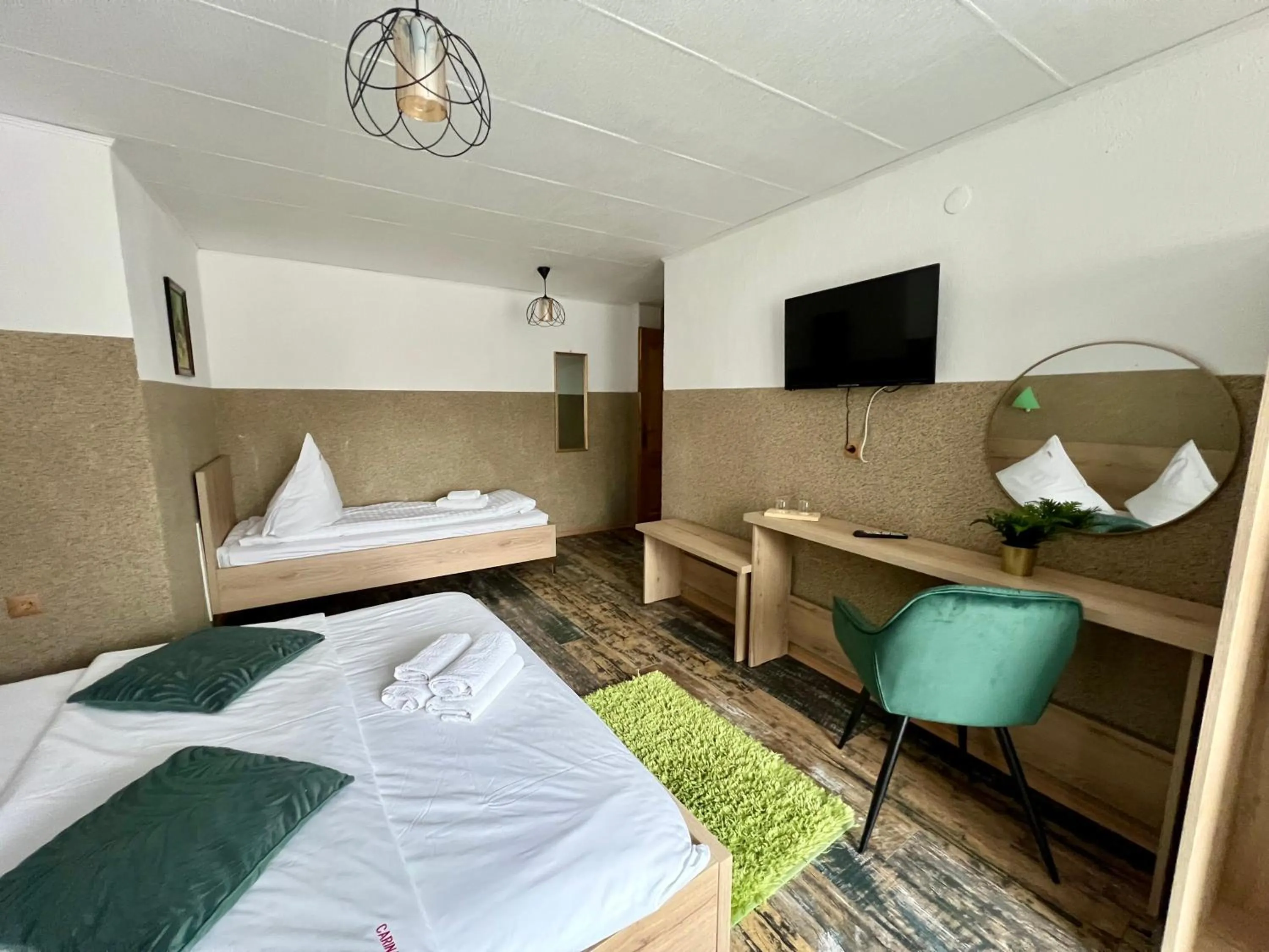 Bed in Pensiunea Carina