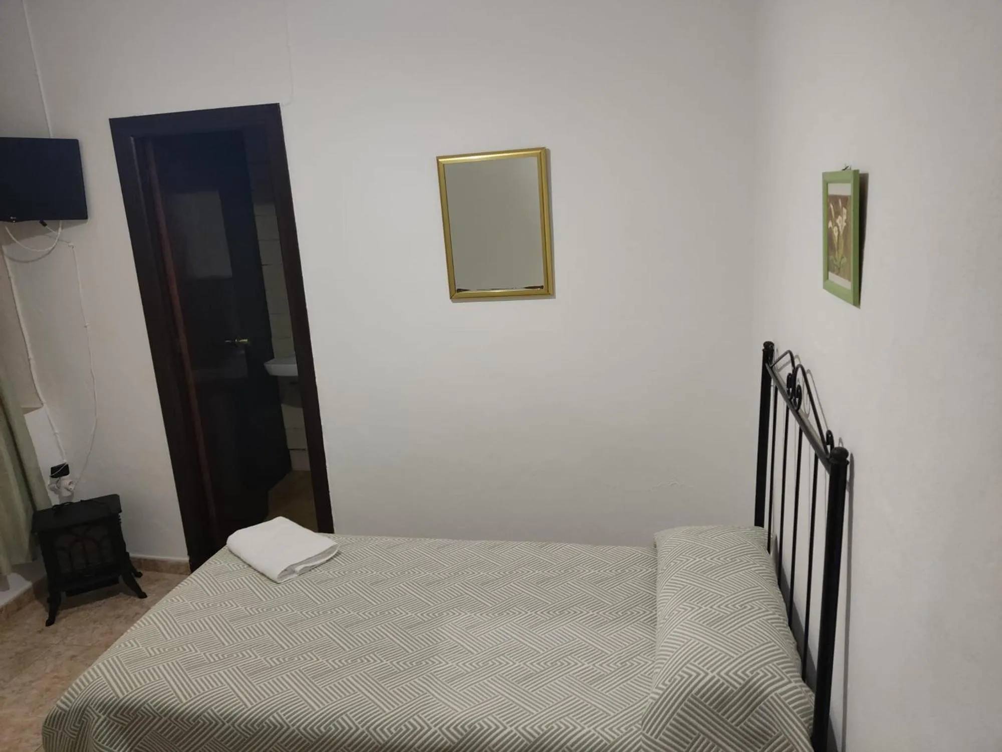Double or Twin Room with Private Bathroom in Pensión Javier