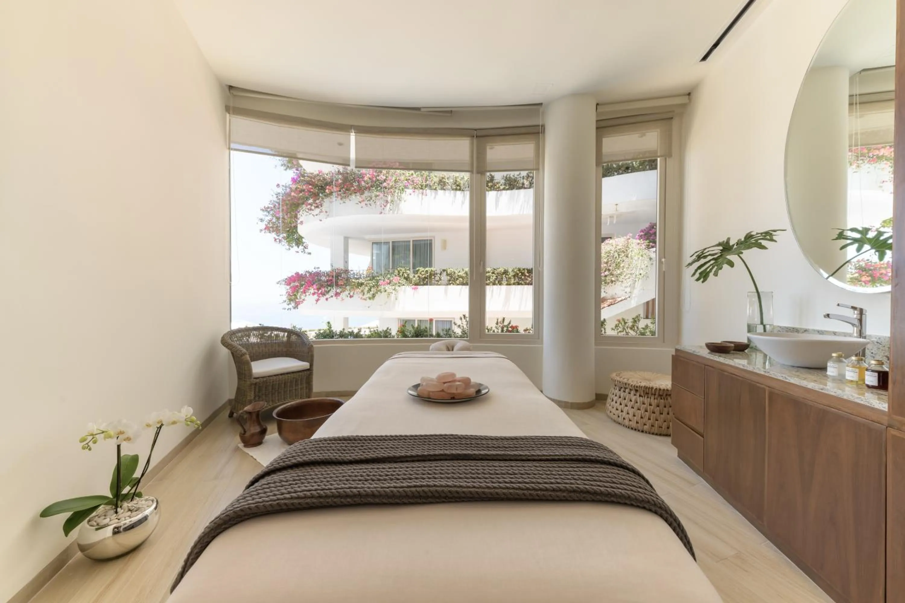 Massage, Bed in Grand Miramar All Luxury Suites & Residences