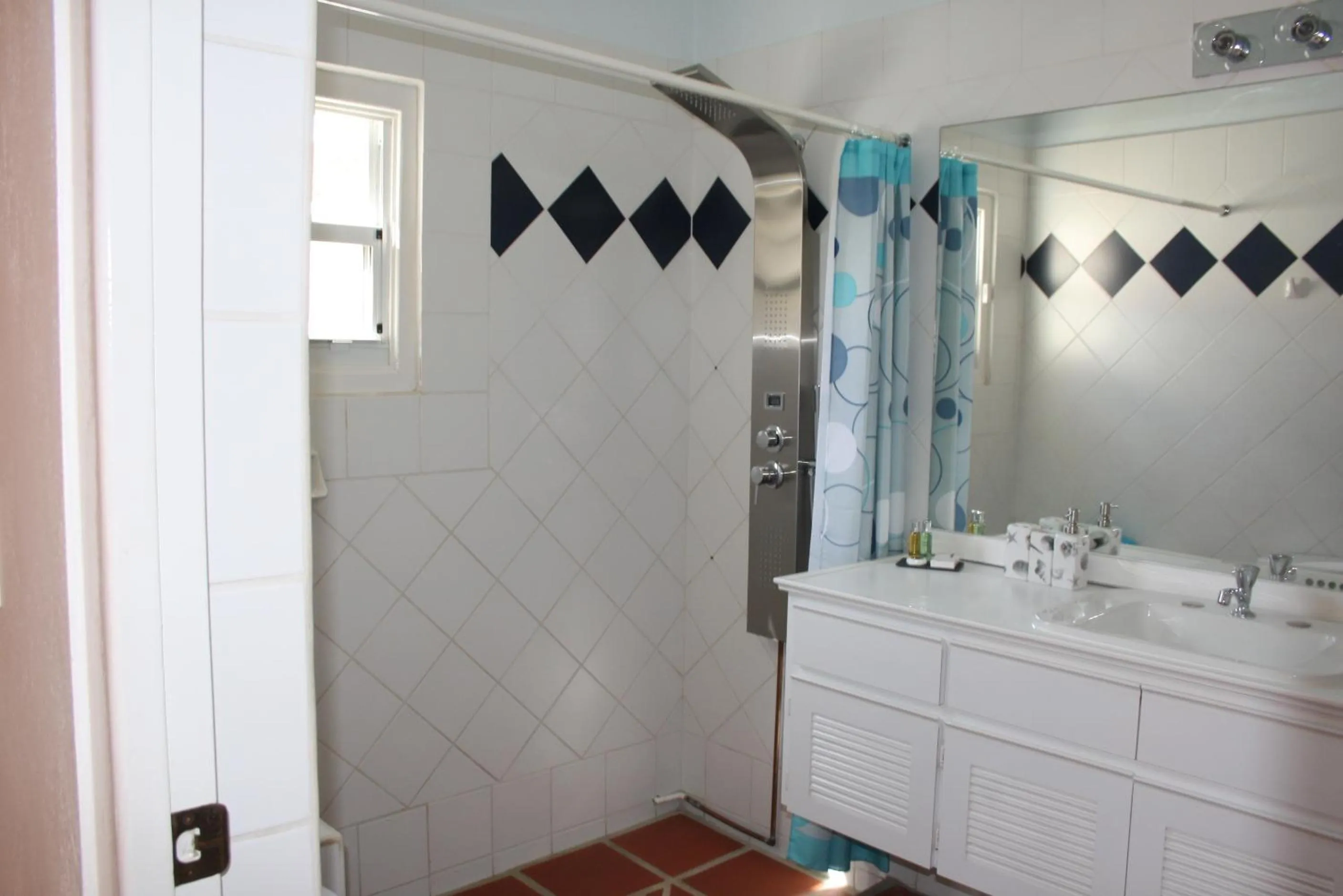 Bathroom in Karibu Aruba Boutique Hotel