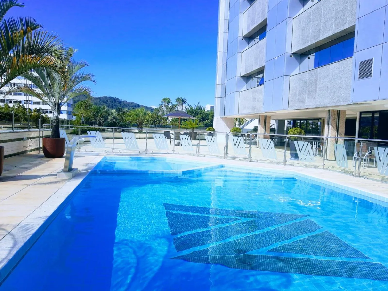 Swimming pool in Alven Hotel by Slaviero Hotéis