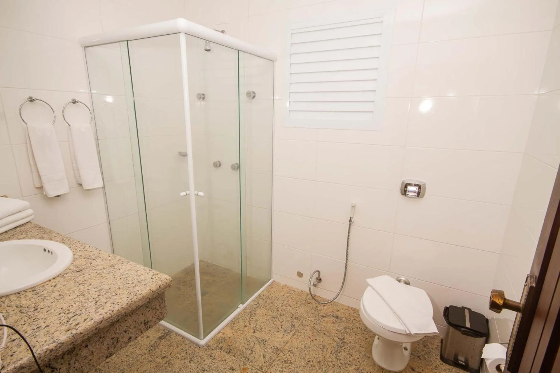 Toilet in Alven Hotel by Slaviero Hotéis