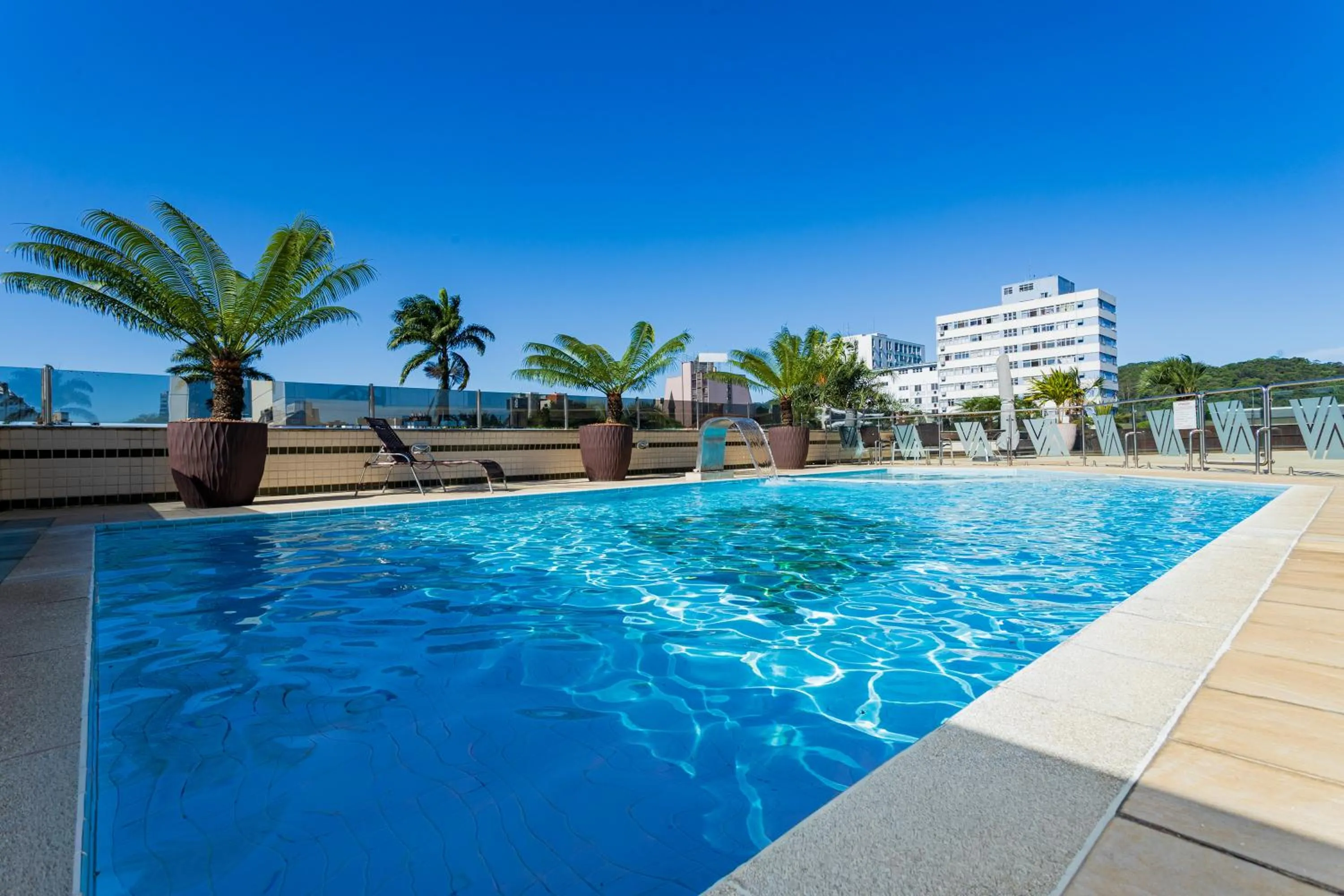 Pool view in Alven Hotel by Slaviero Hotéis