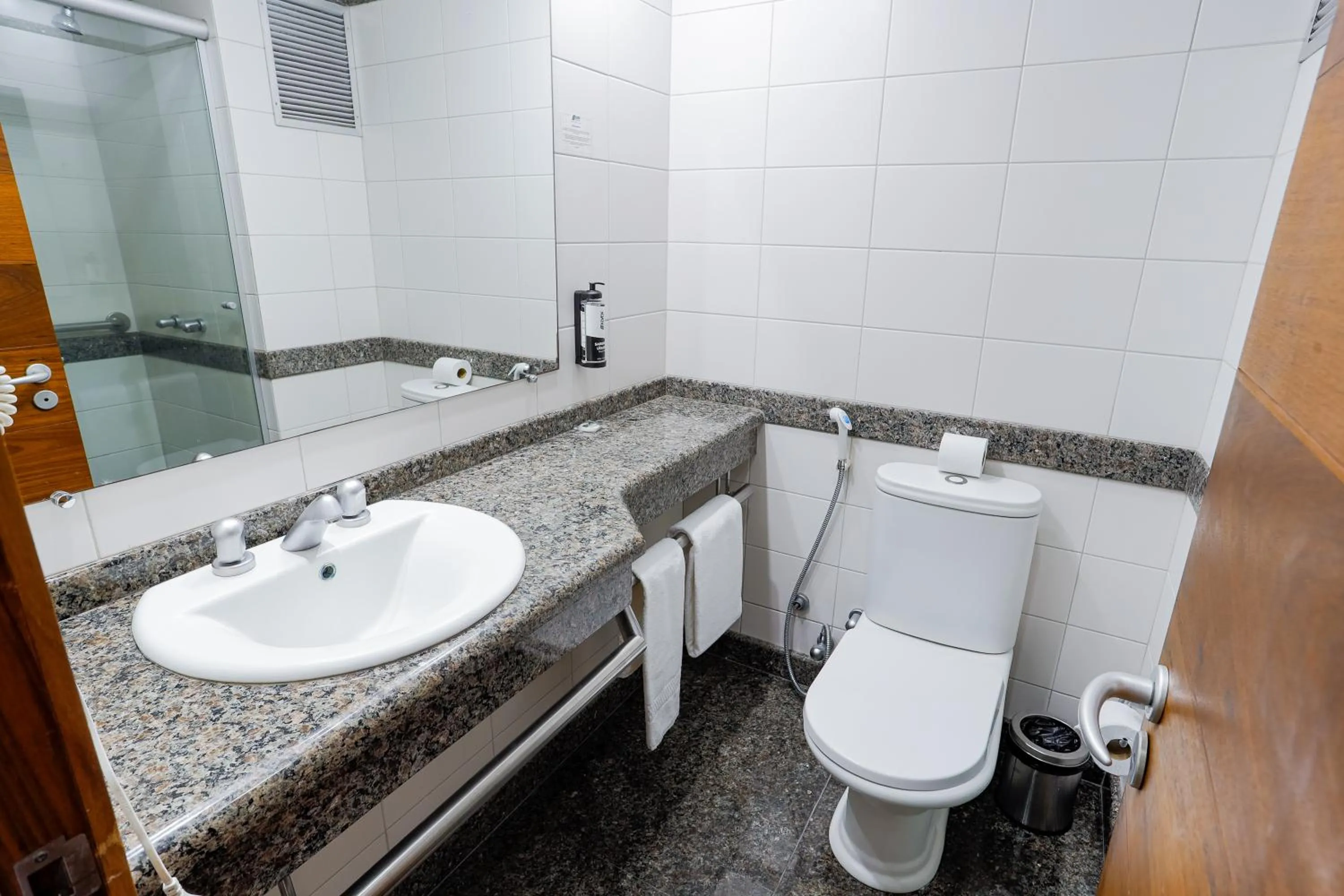 Bathroom in Alven Hotel by Slaviero Hotéis