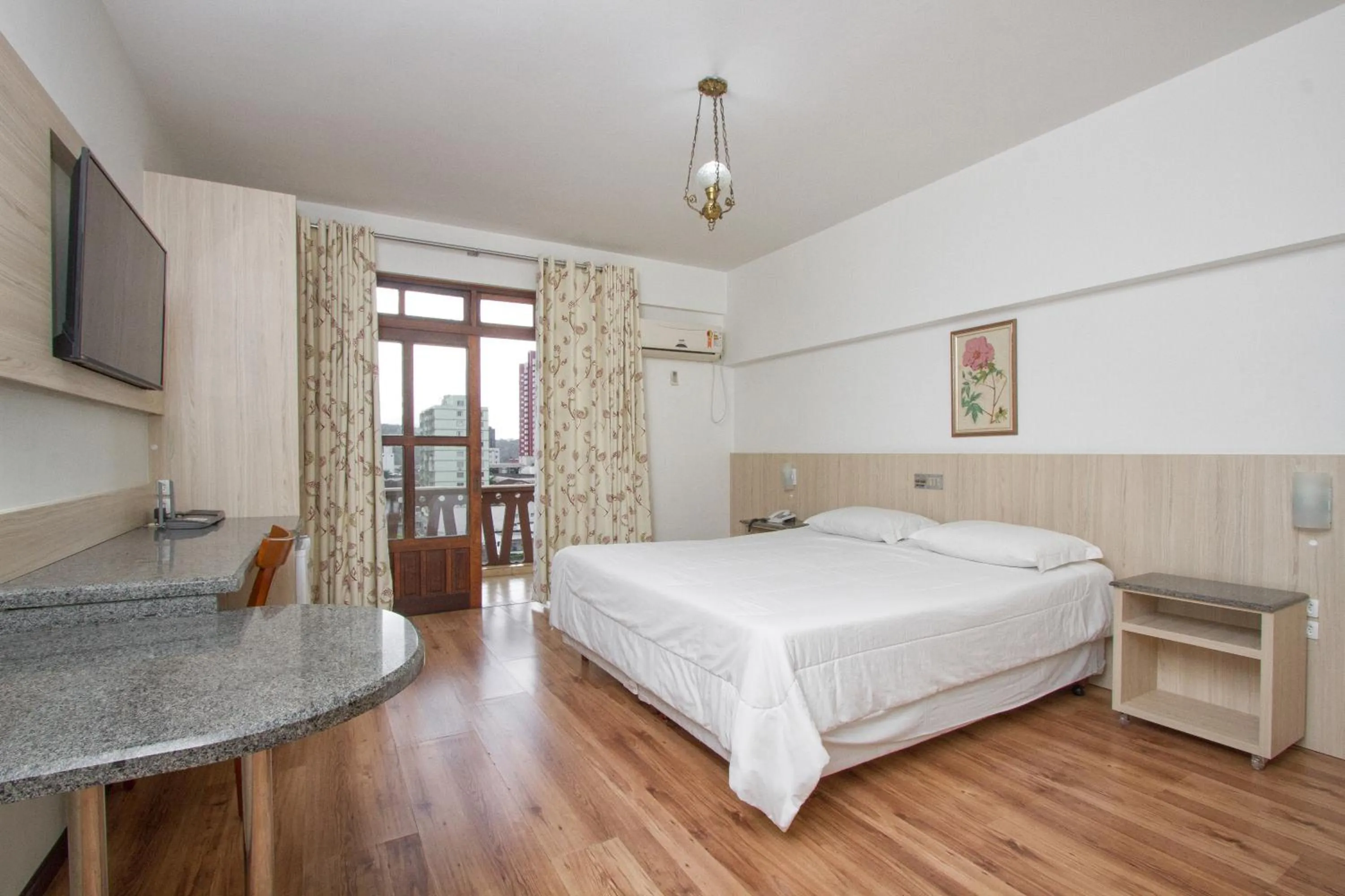 Staff, Bed in Alven Hotel by Slaviero Hotéis