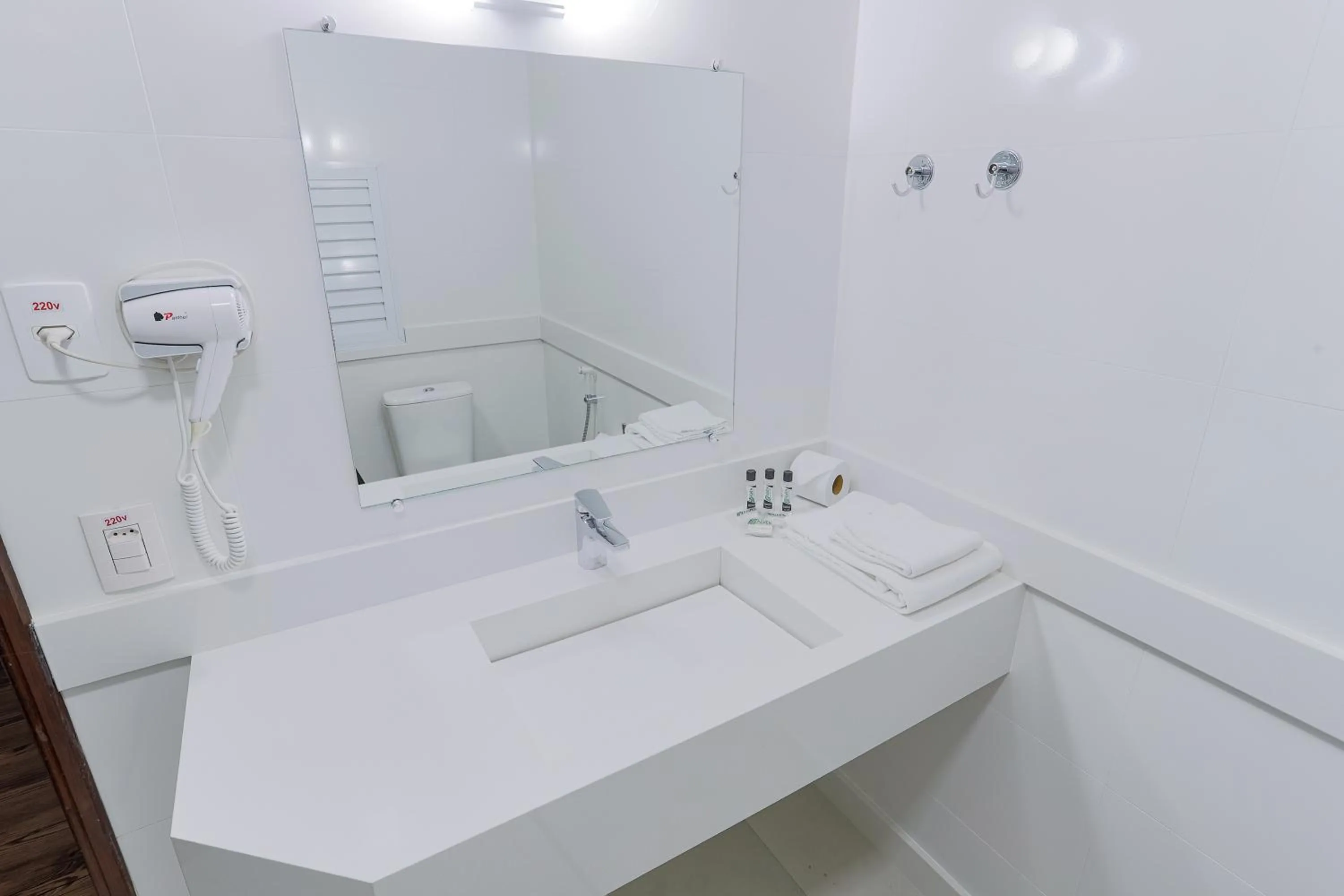 Bathroom in Alven Hotel by Slaviero Hotéis