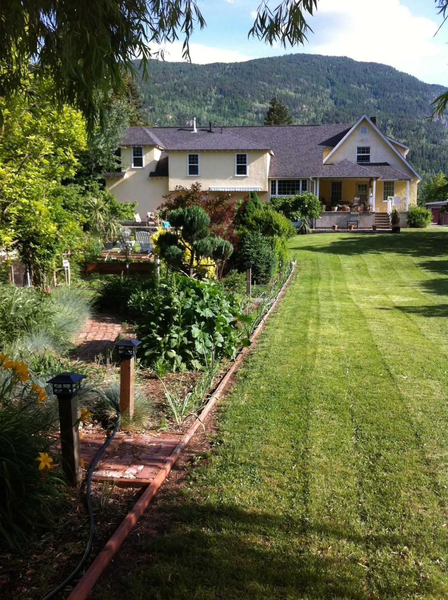 Garden in Genelle House B&B Guest House