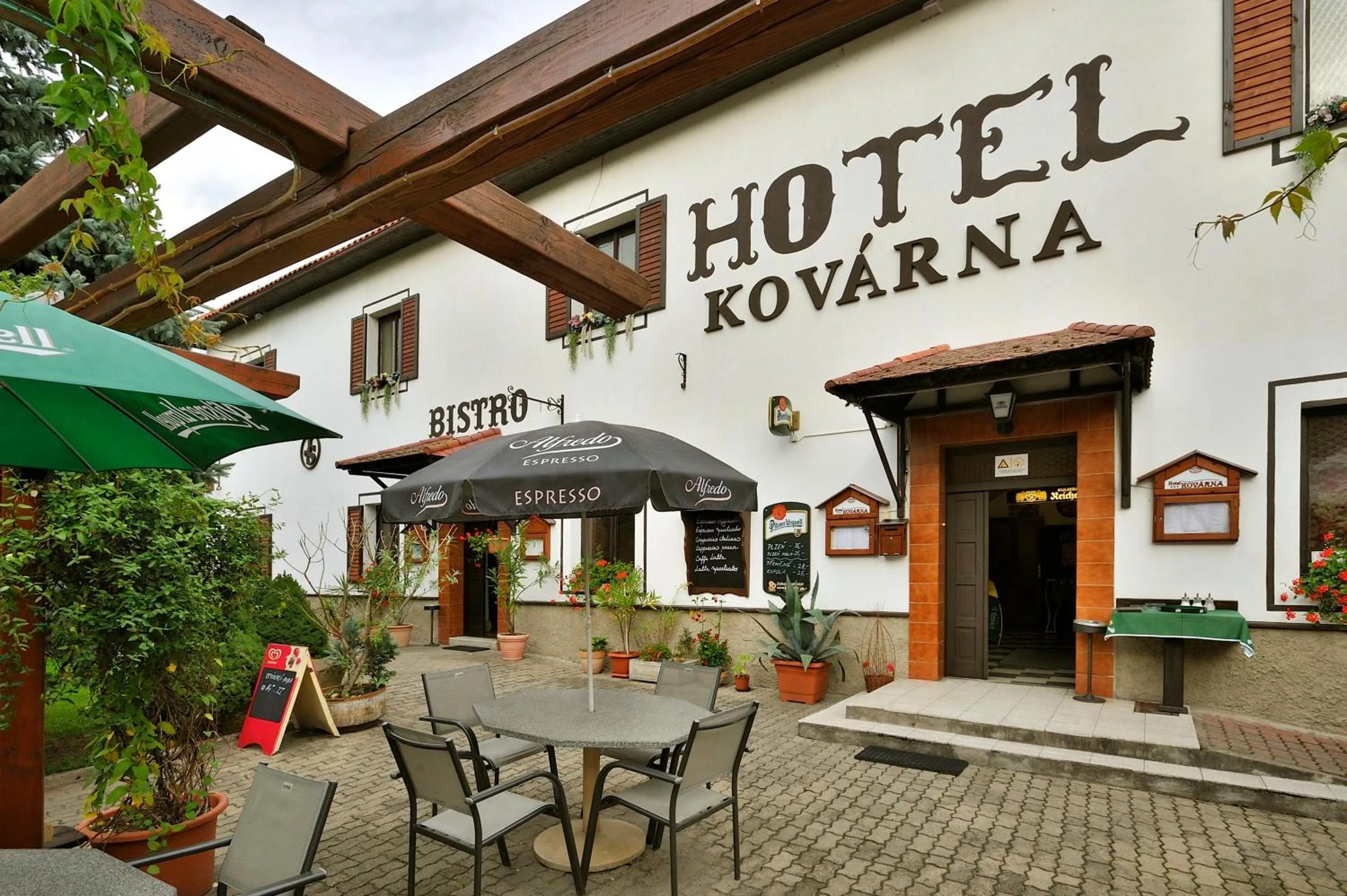 Restaurant/places to eat in Hotel Kovarna