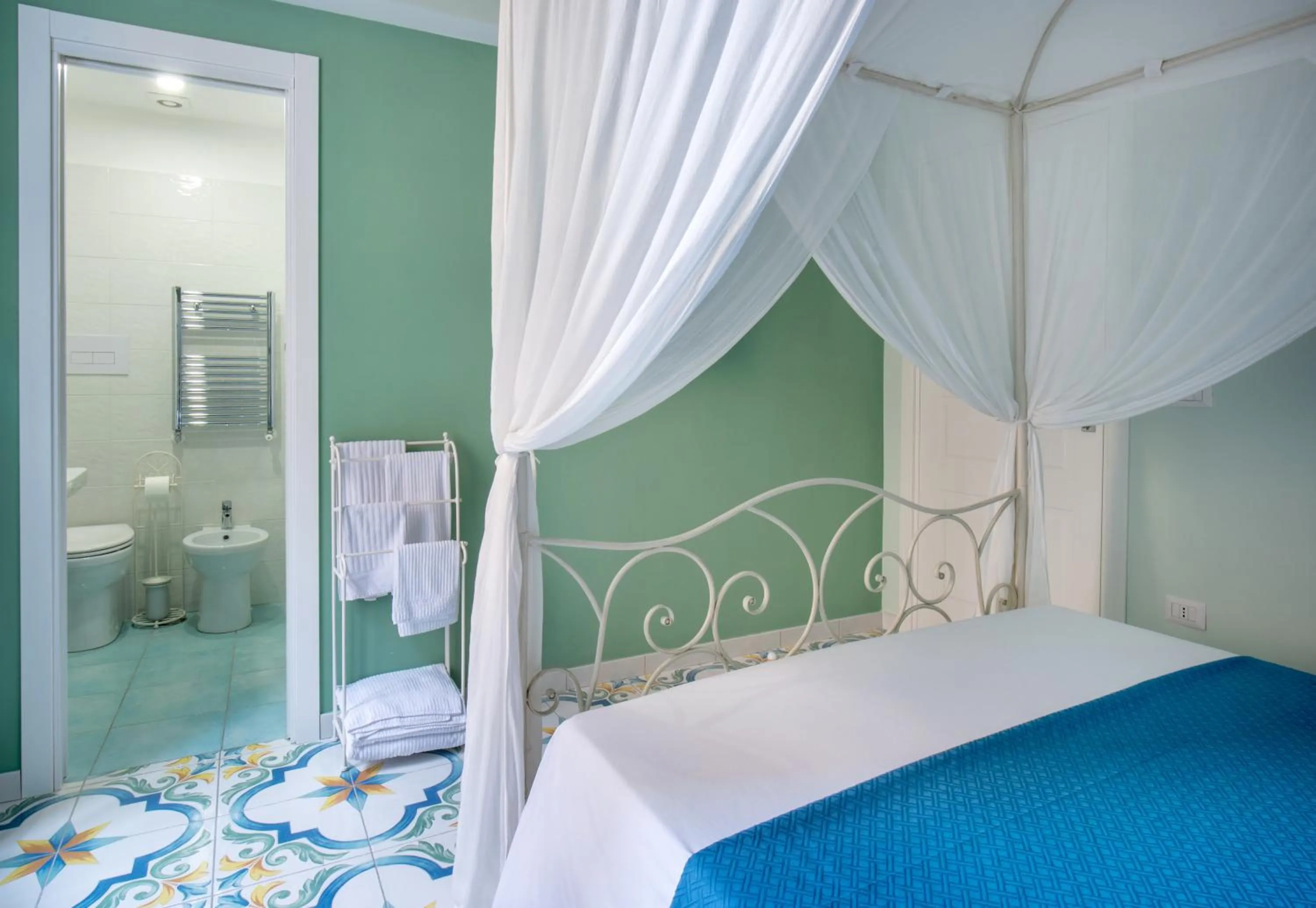 Photo of the whole room, Bed in Regina Elena