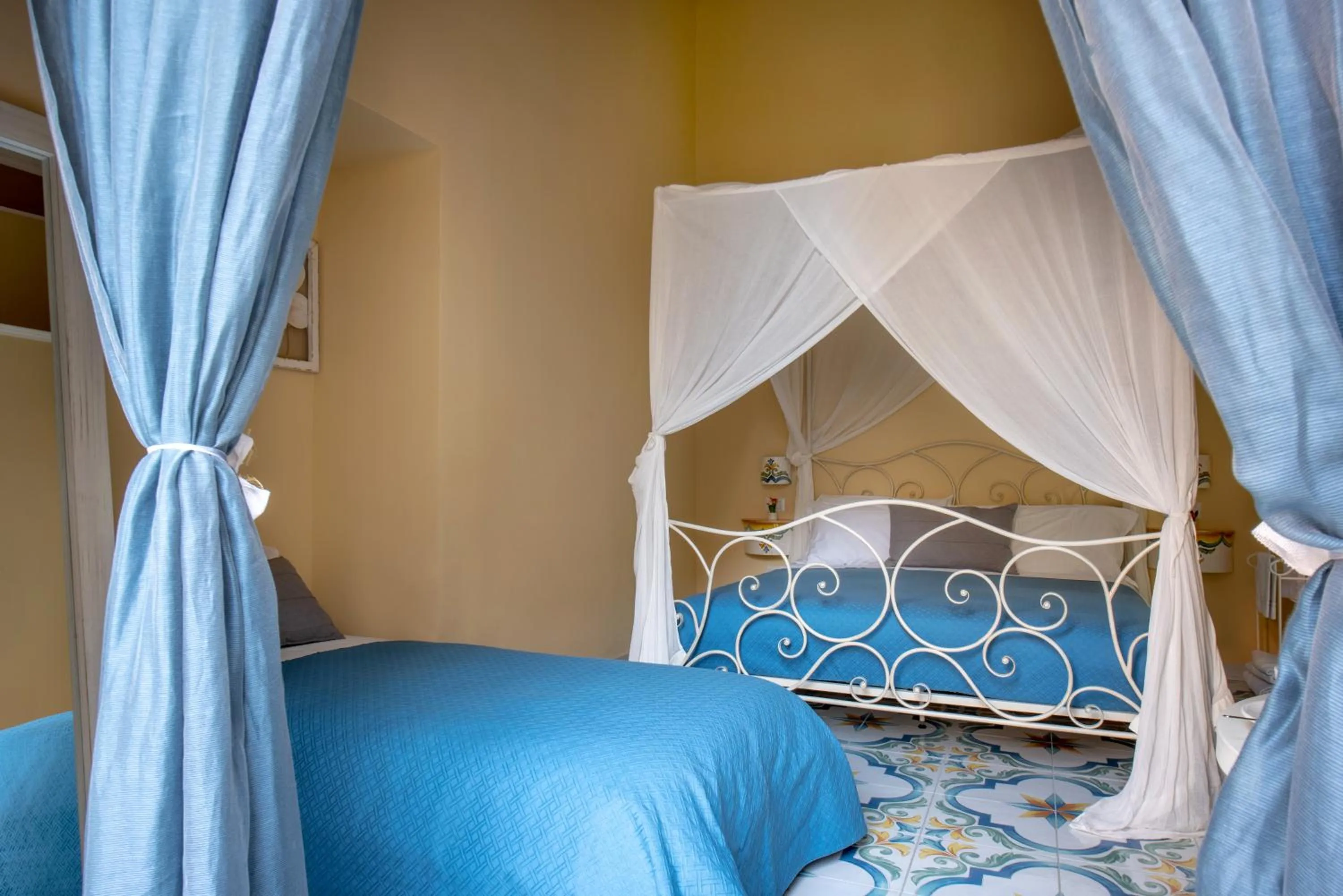 Photo of the whole room, Bed in Regina Elena