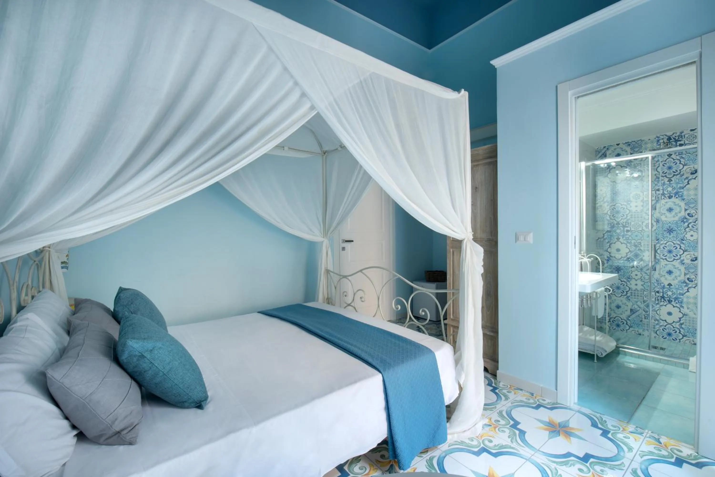 Photo of the whole room, Bed in Regina Elena