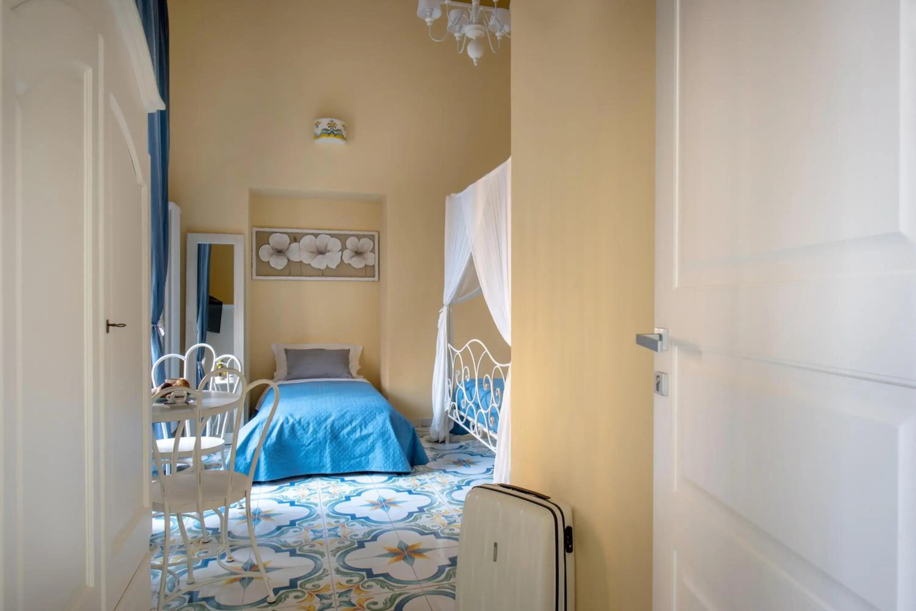 Triple Room with Balcony and City View in Regina Elena Triple Room with Balcony and City View in Regina Elena