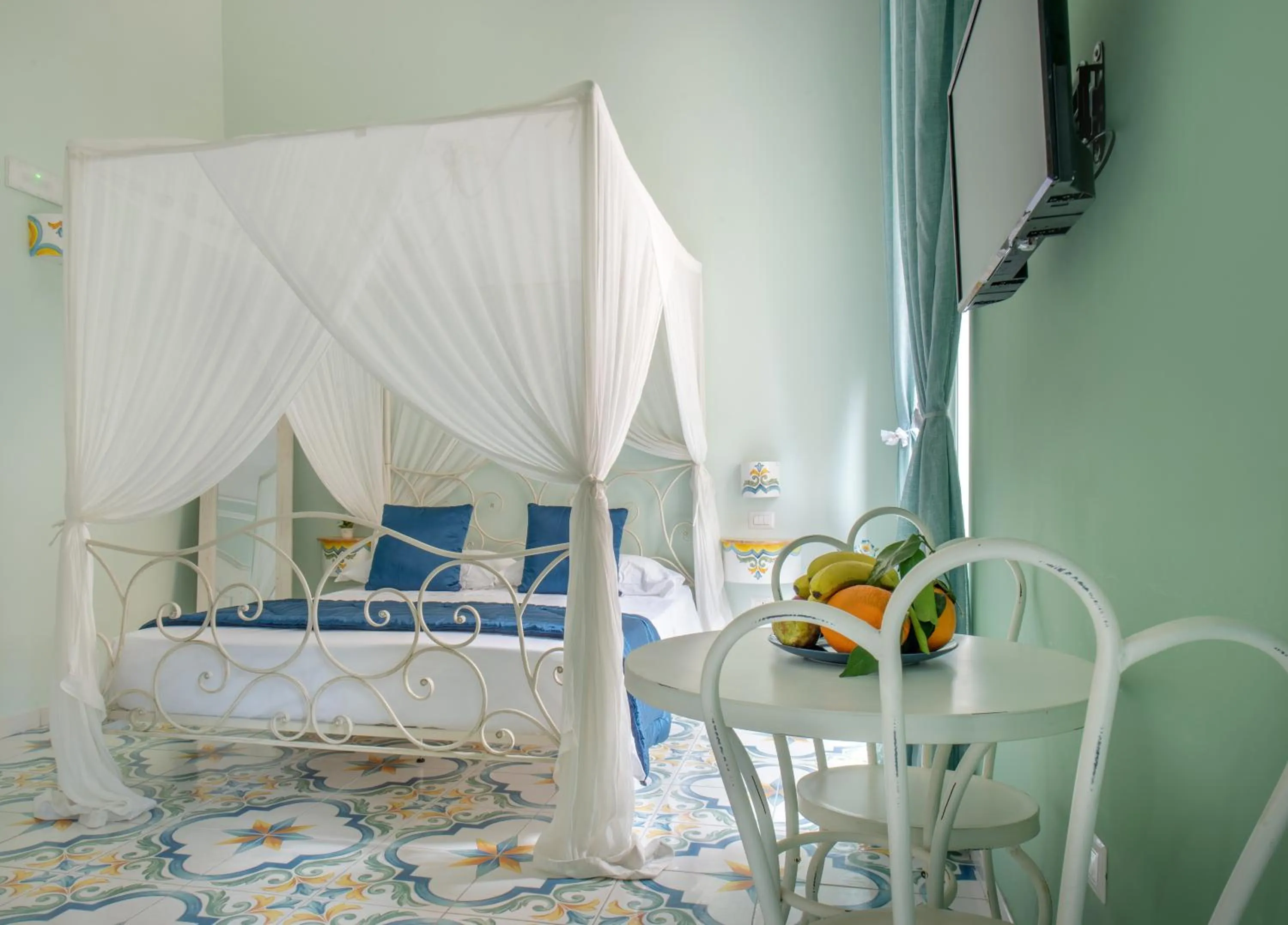 Photo of the whole room, Bed in Regina Elena