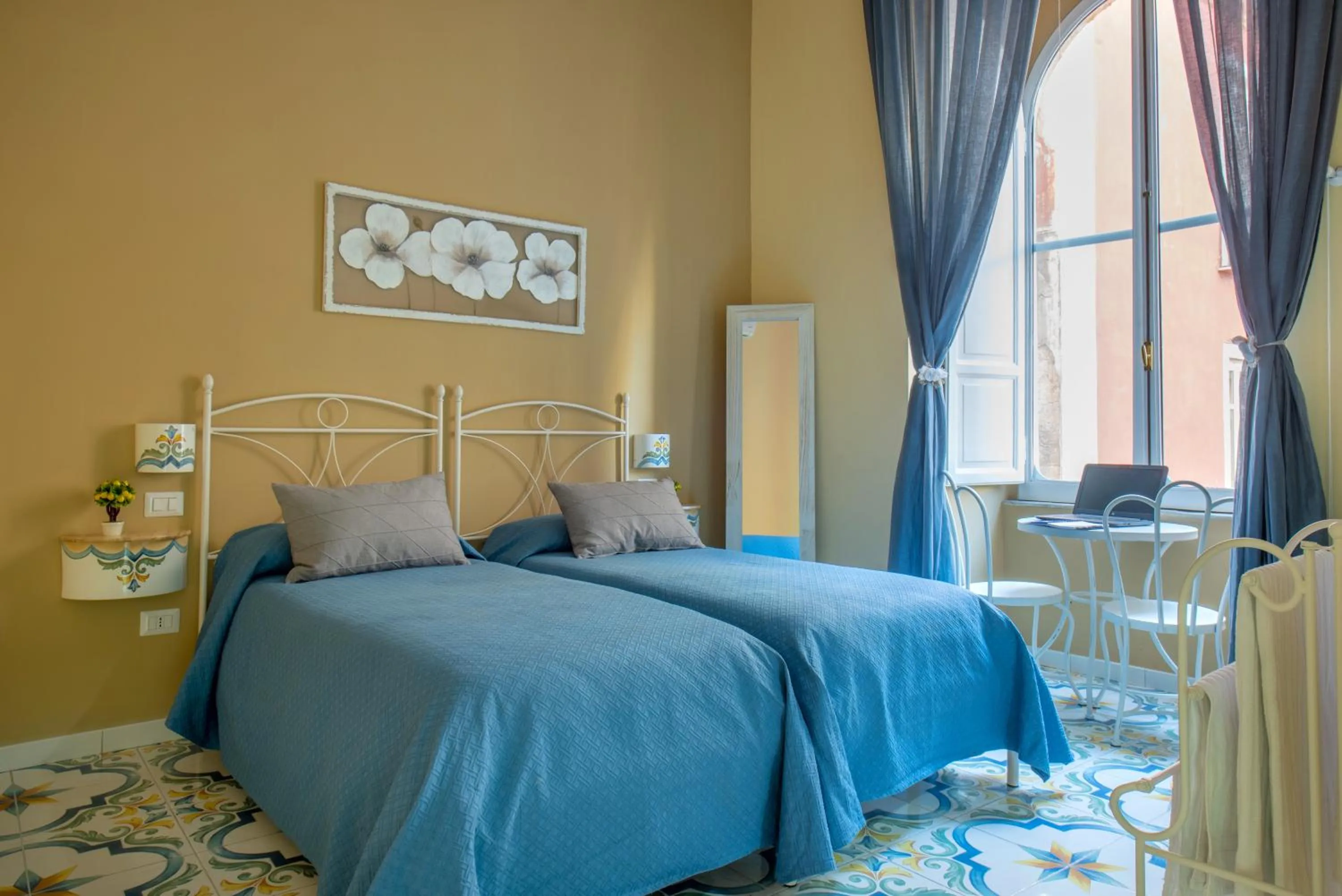 Photo of the whole room, Bed in Regina Elena