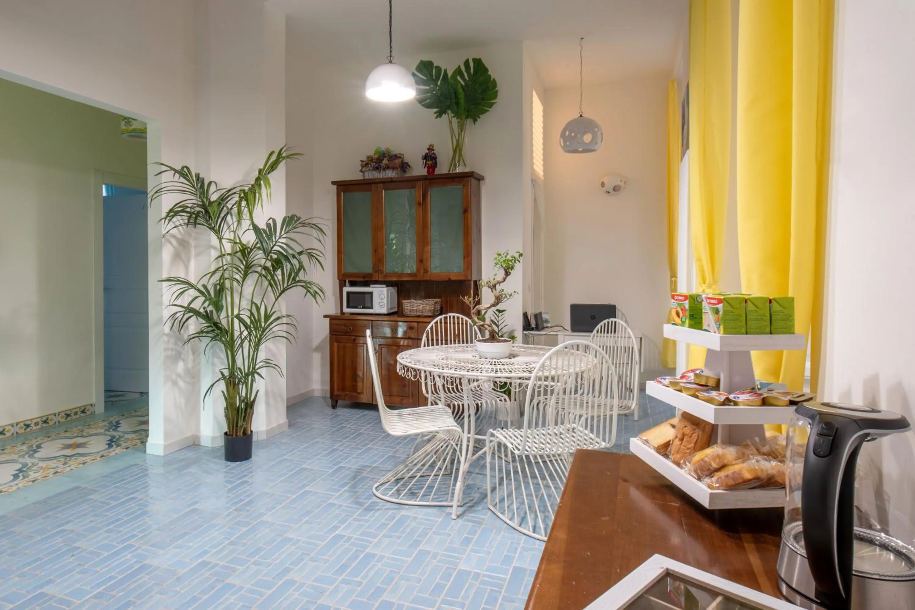 Communal lounge/ TV room in Regina Elena