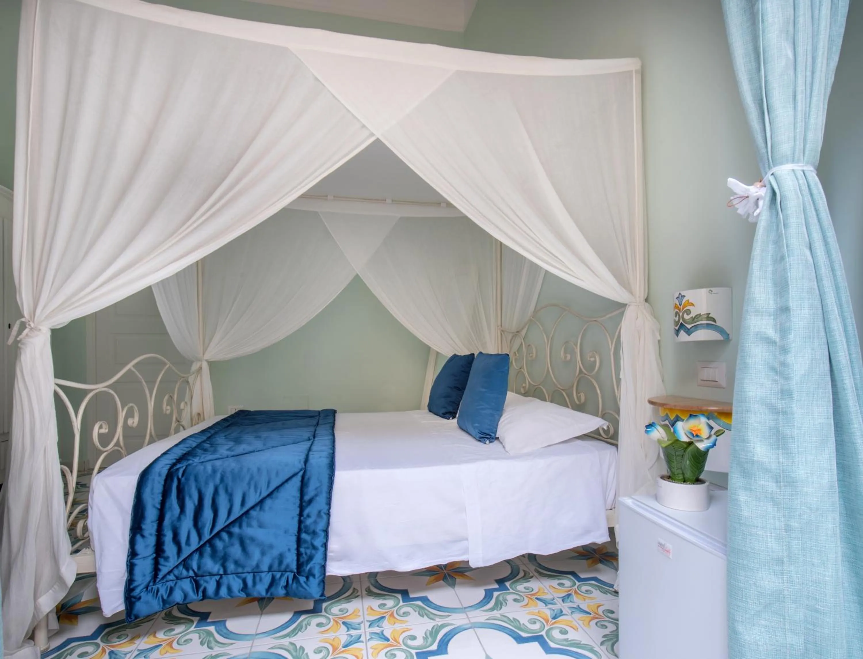 Photo of the whole room, Bed in Regina Elena