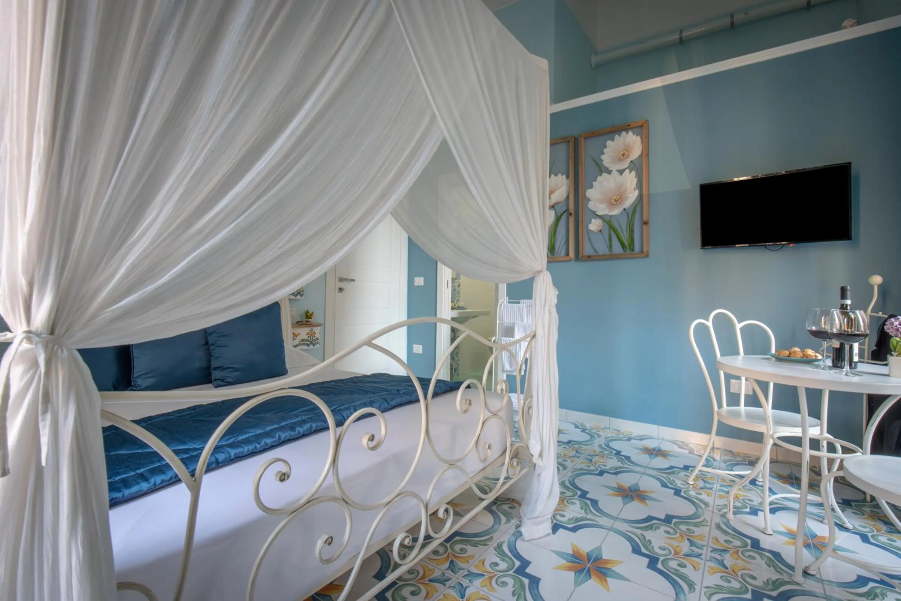 Photo of the whole room, Bed in Regina Elena