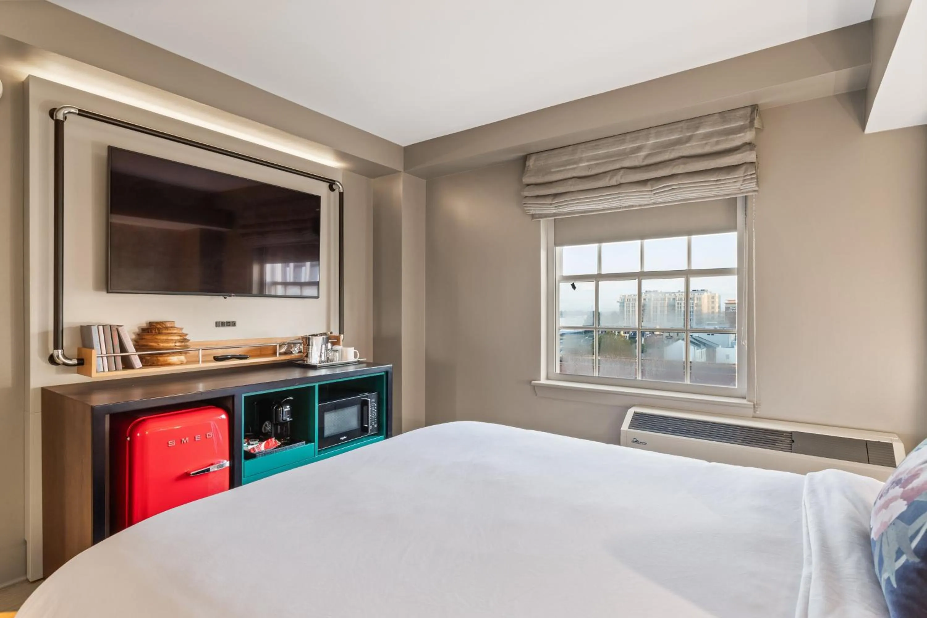 Photo of the whole room, Bed in Hotel Indigo Baton Rouge Downtown by IHG