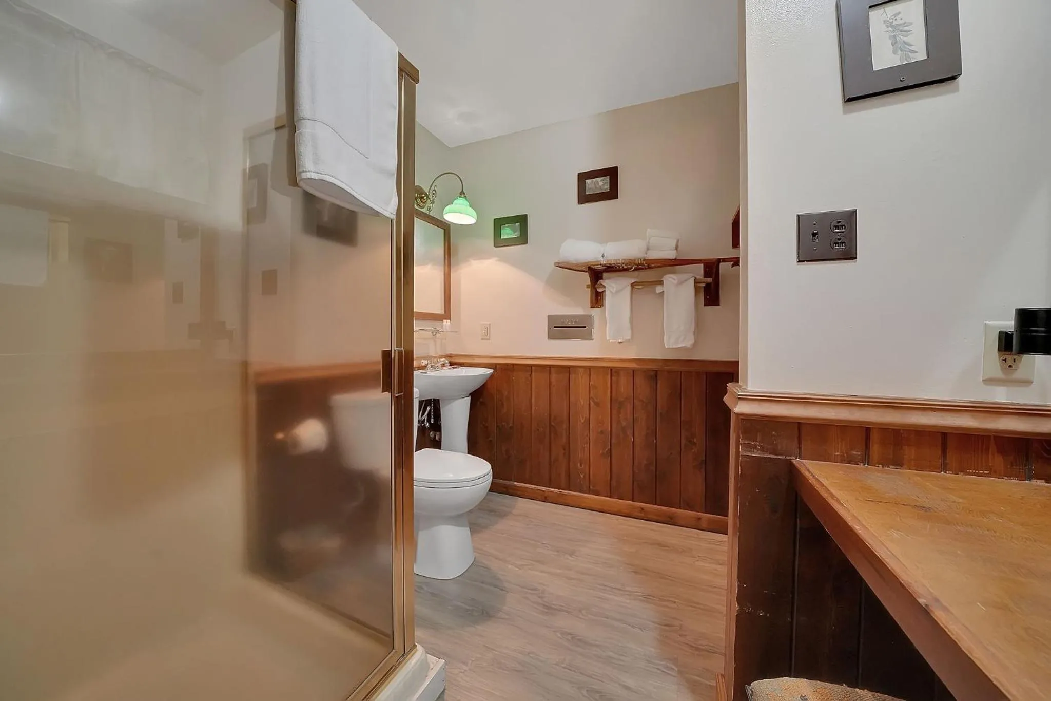 Toilet in Narrow Gauge Inn