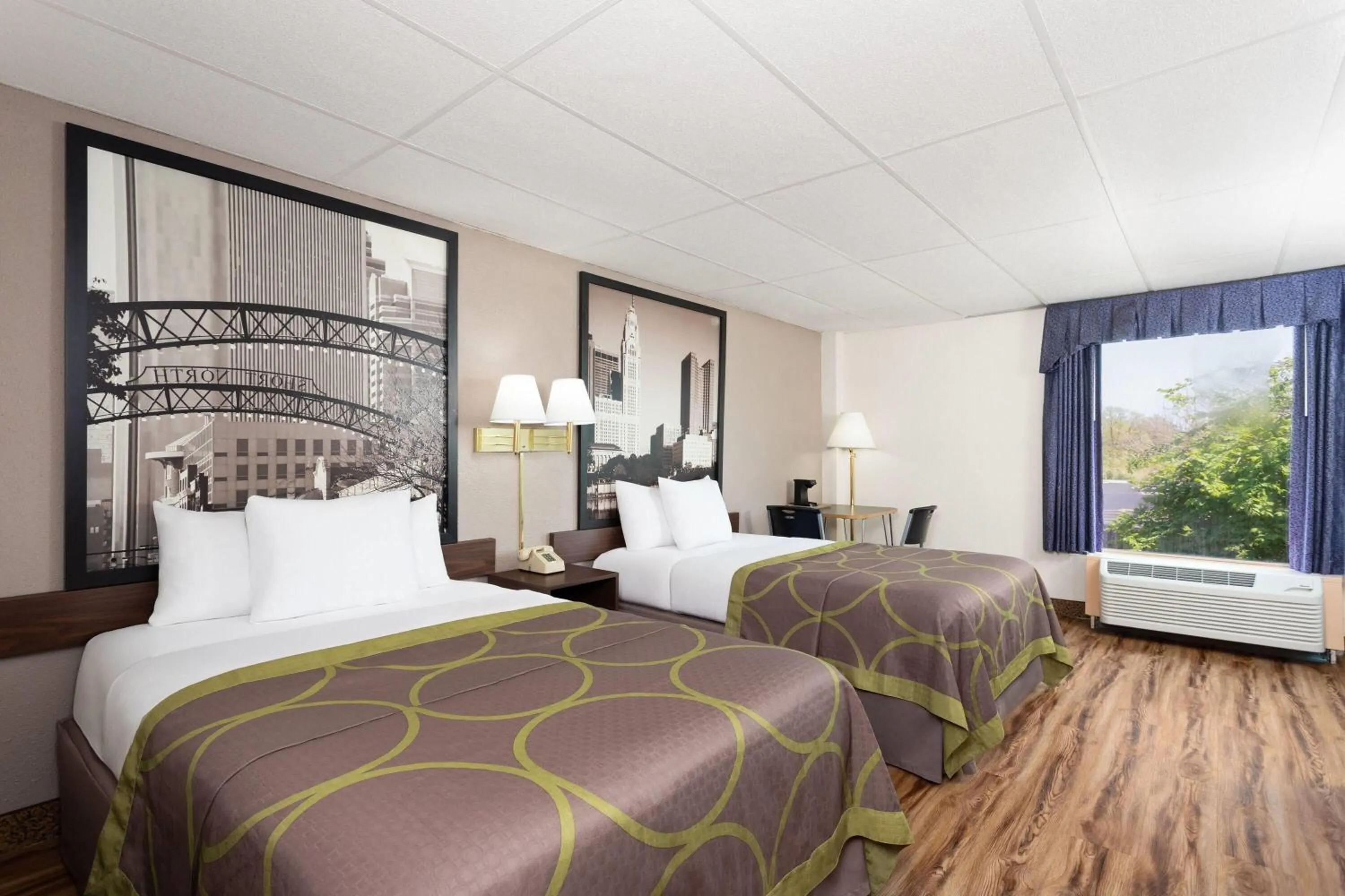 Photo of the whole room, Bed in Super 8 by Wyndham Columbus
