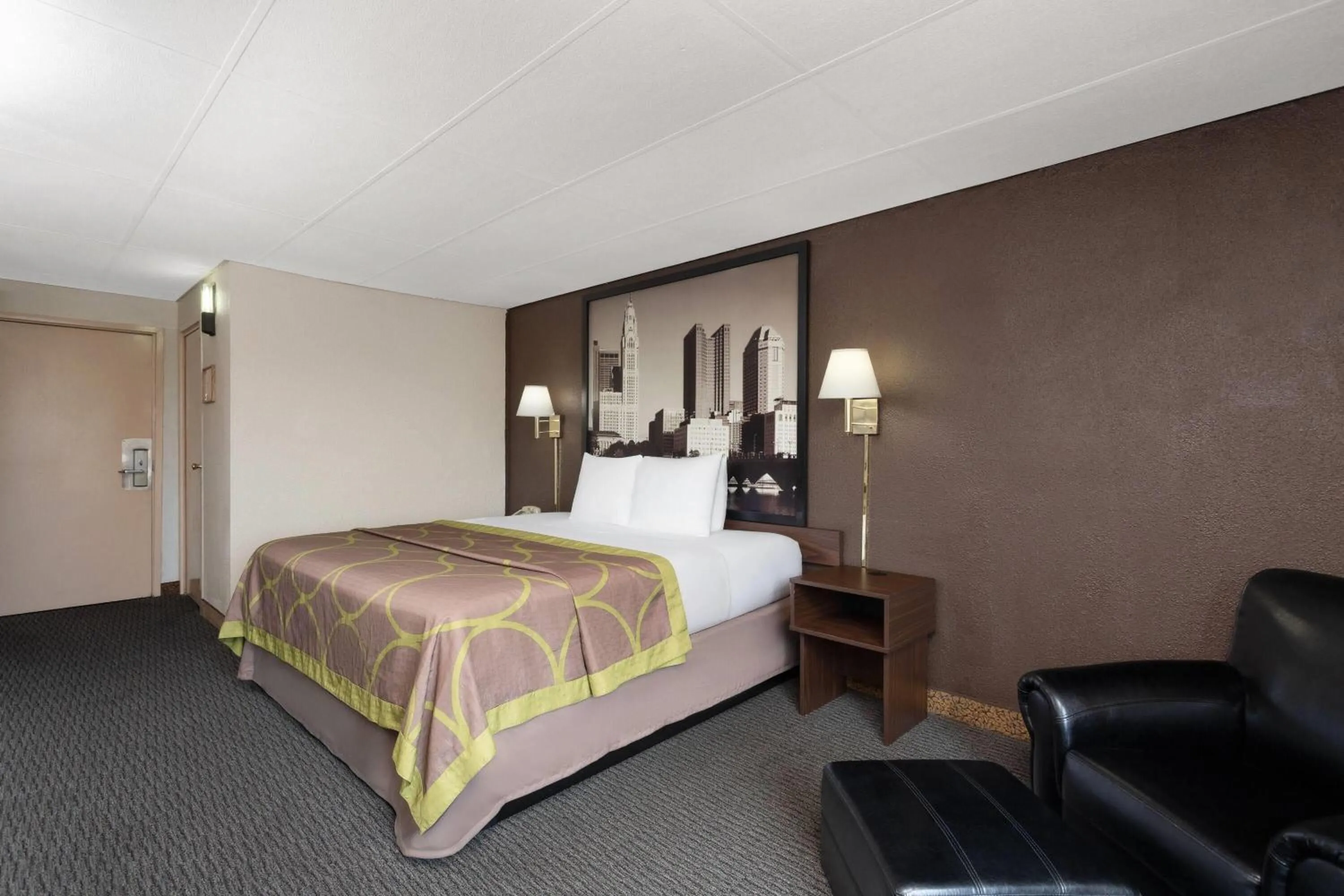 Photo of the whole room, Bed in Super 8 by Wyndham Columbus