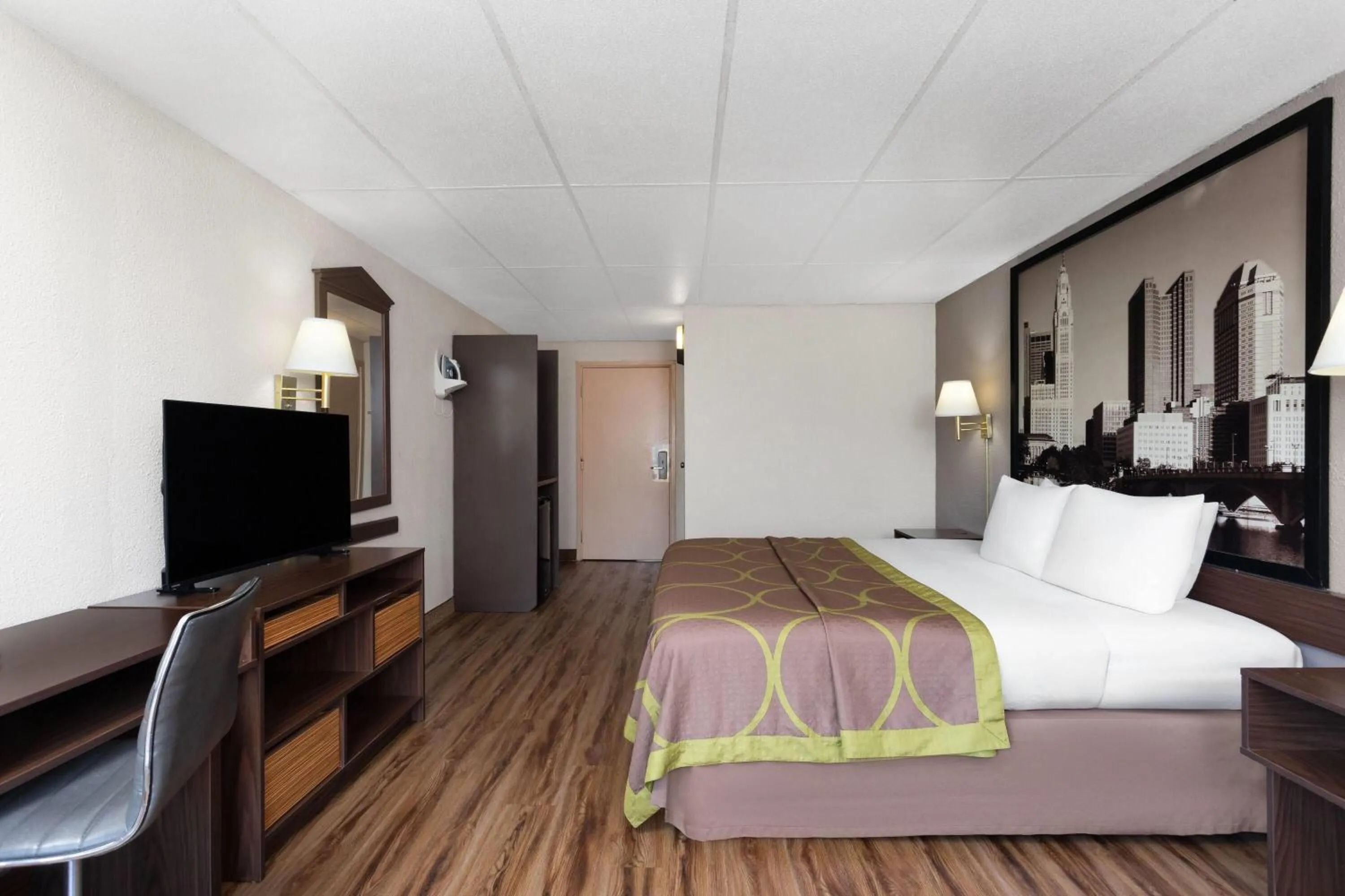 Photo of the whole room, Bed in Super 8 by Wyndham Columbus